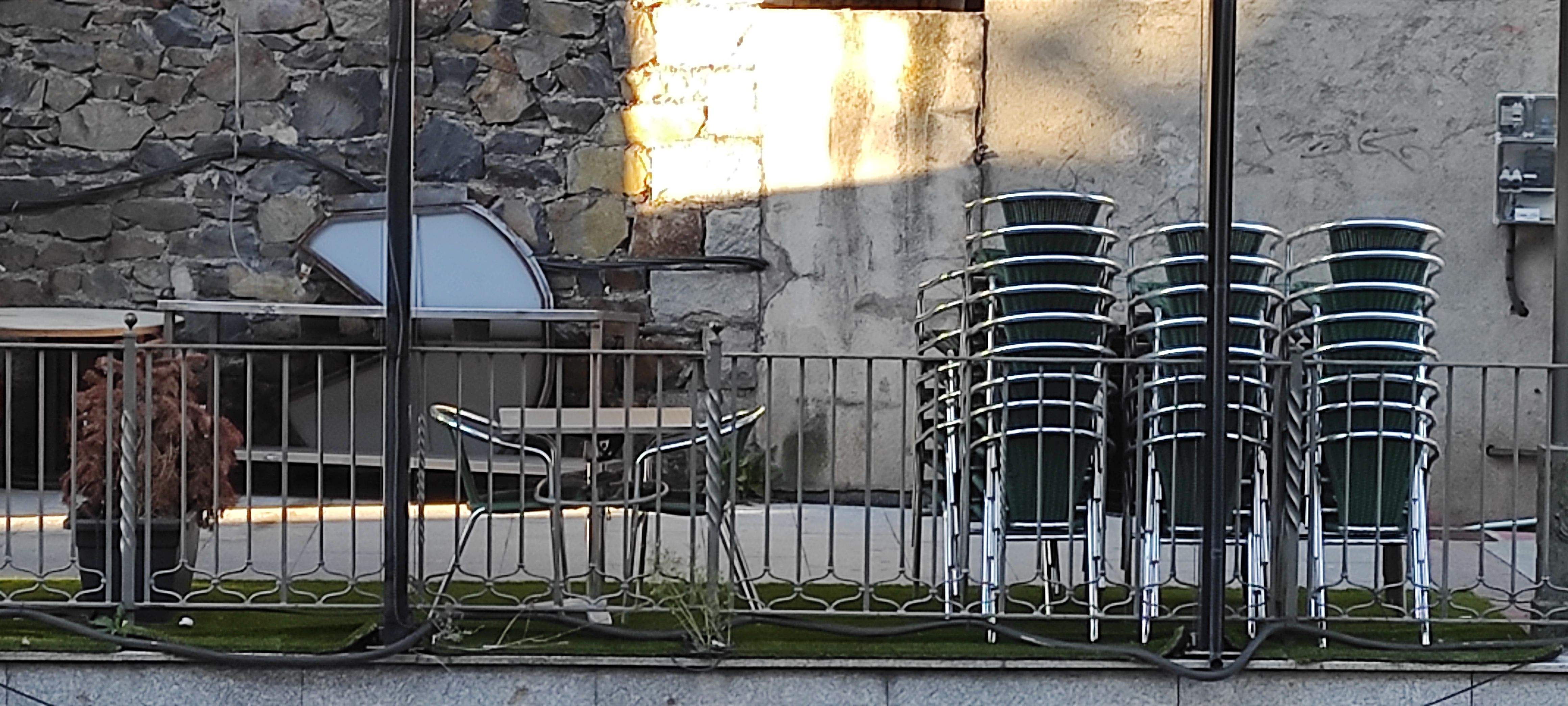 Cadires plegades en la terrassa d'un bar aquesta tarda de dilluns.