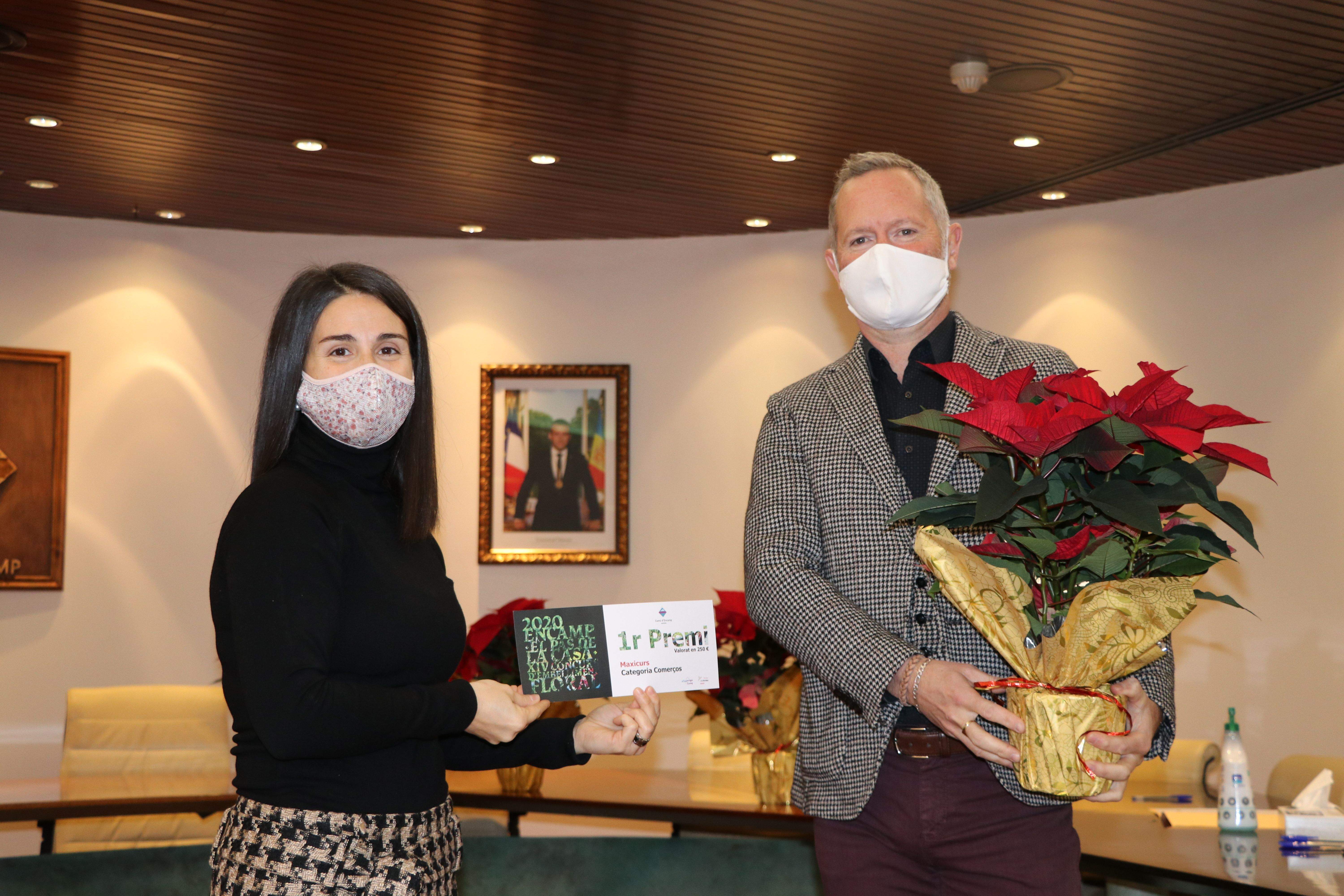 L'entrega del primer premi en la categoria de comerços