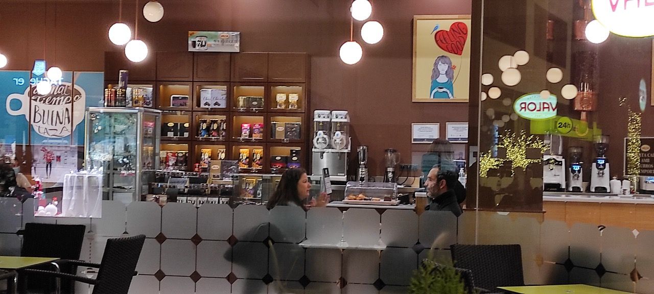 Clients a una cafeteria d'Andorra la Vella aquesta tarda.