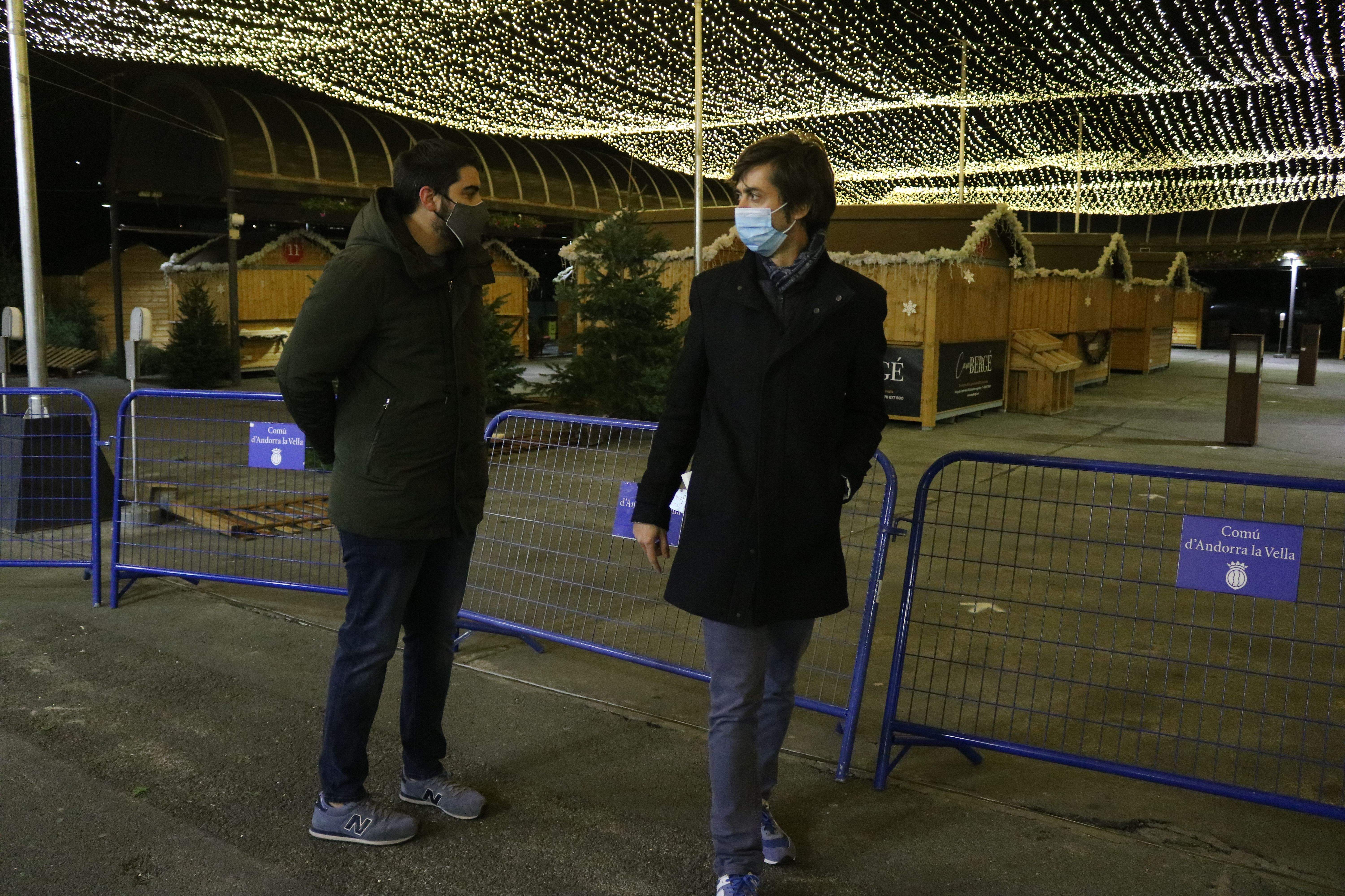 Pere Baró i Sergi González voltant per un desangelat Poblet de Nadal.