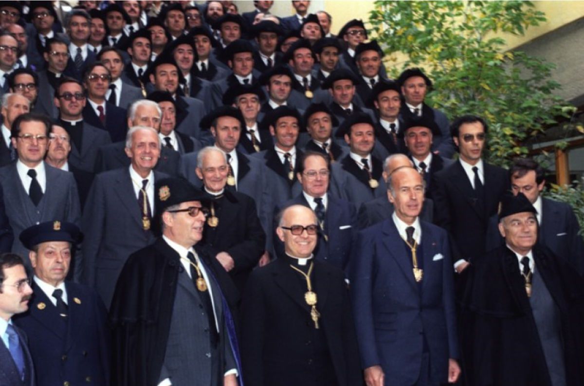 Valery Giscard d'Estaing a les escales de Casa de la Vall amb Joan Martí Alanis i la resta d'autoritats el 1978.