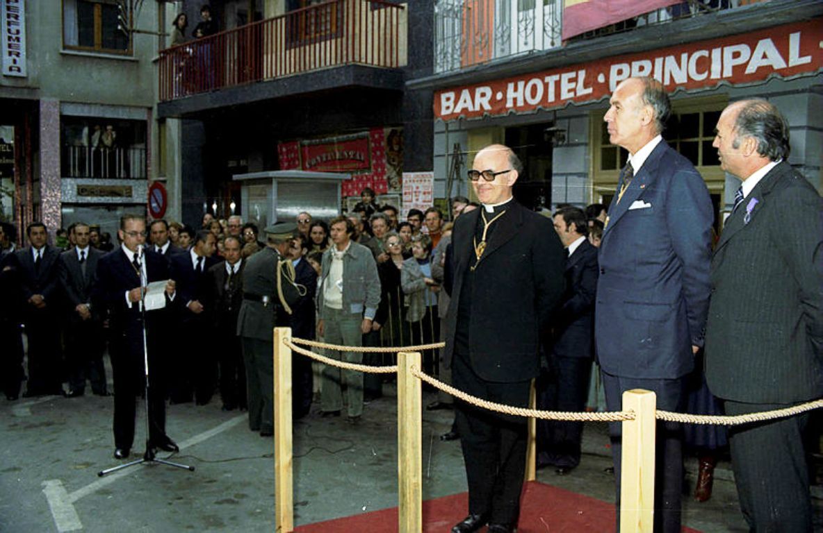 El cònsol Vicens Mas llegeix el discurs durant la visita de Giscard d'Estaing a Sant Julià el 1978.