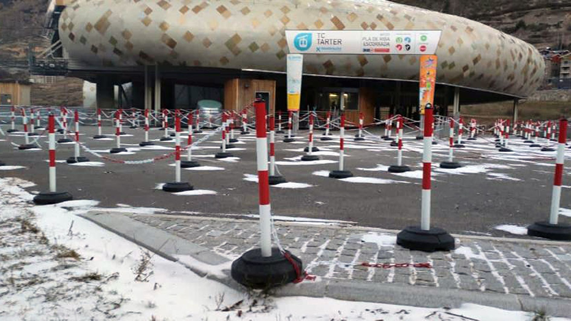 El telecabina del Tarter, aquest matí, amb el dispositiu que es posa per guiar els clients.