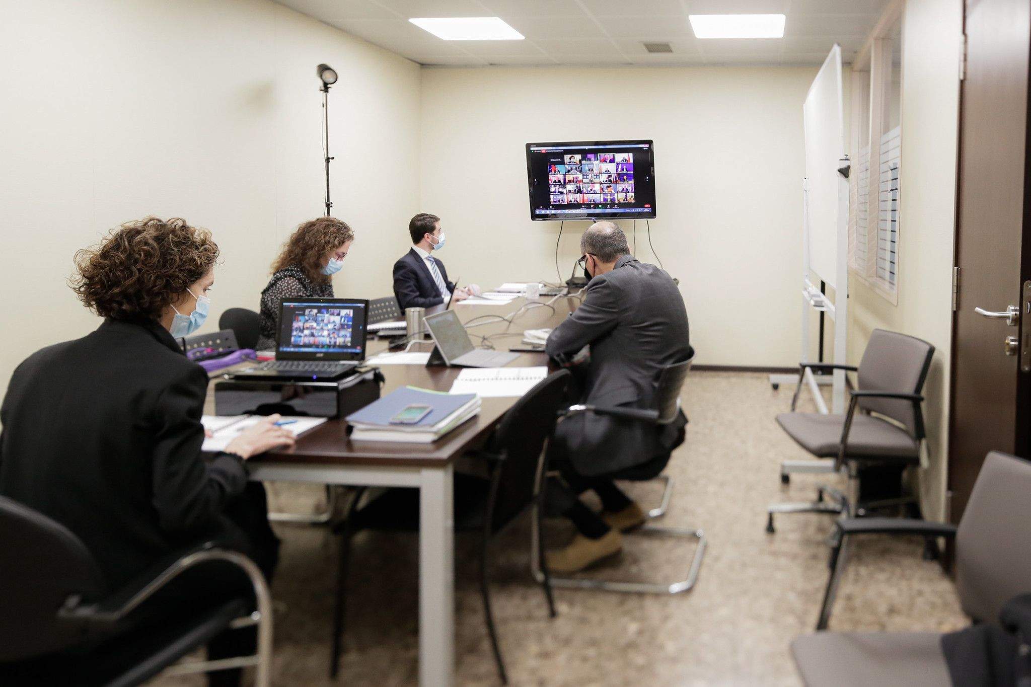 Maria Ubach i altres components del ministeri d'Exteriors durant una trobada telemàtica.