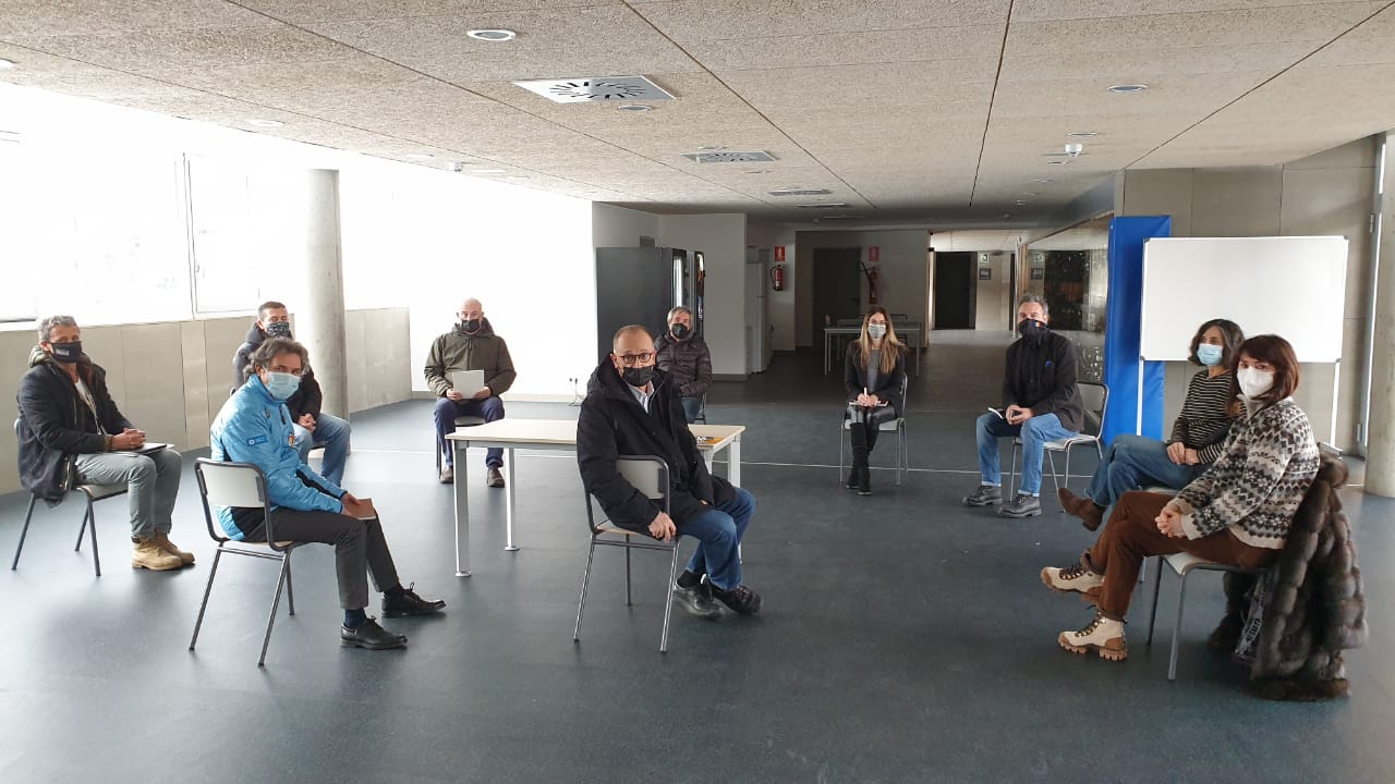 Una imatge dels participants en la trobada al ministeri de Cultura i Esports, a l'antic Hotel Rosaleda d'Encamp.