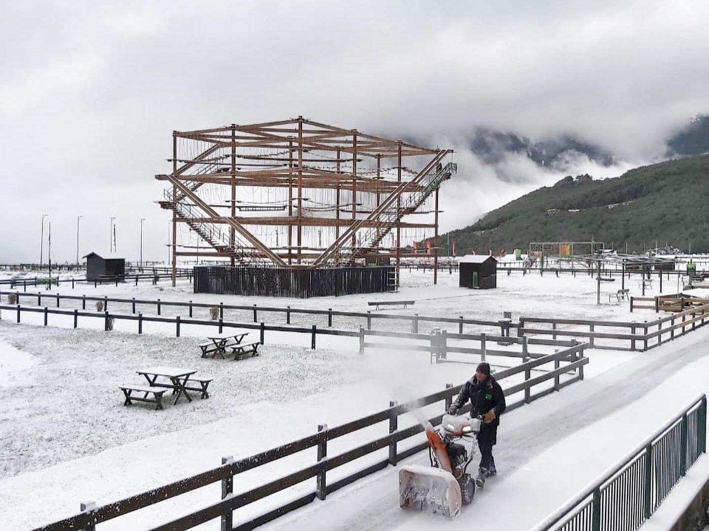 Un operari neteja un camí aquest divendres a Naturlandia.
