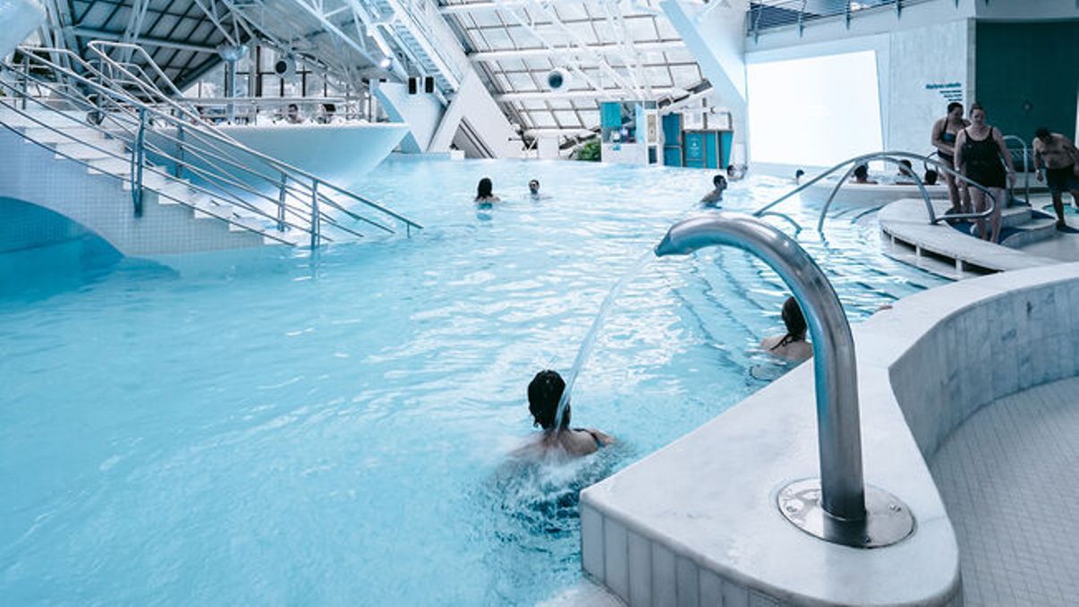 La mascareta també serà obligatària a la llacuna i altres espais interiors de Caldea.