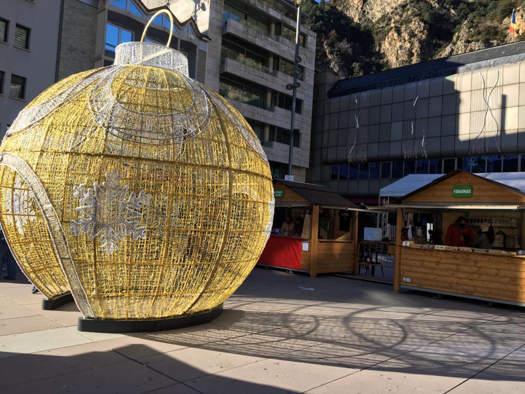 La Fira de Santa Llúcia anima la plaça de la Germandat.