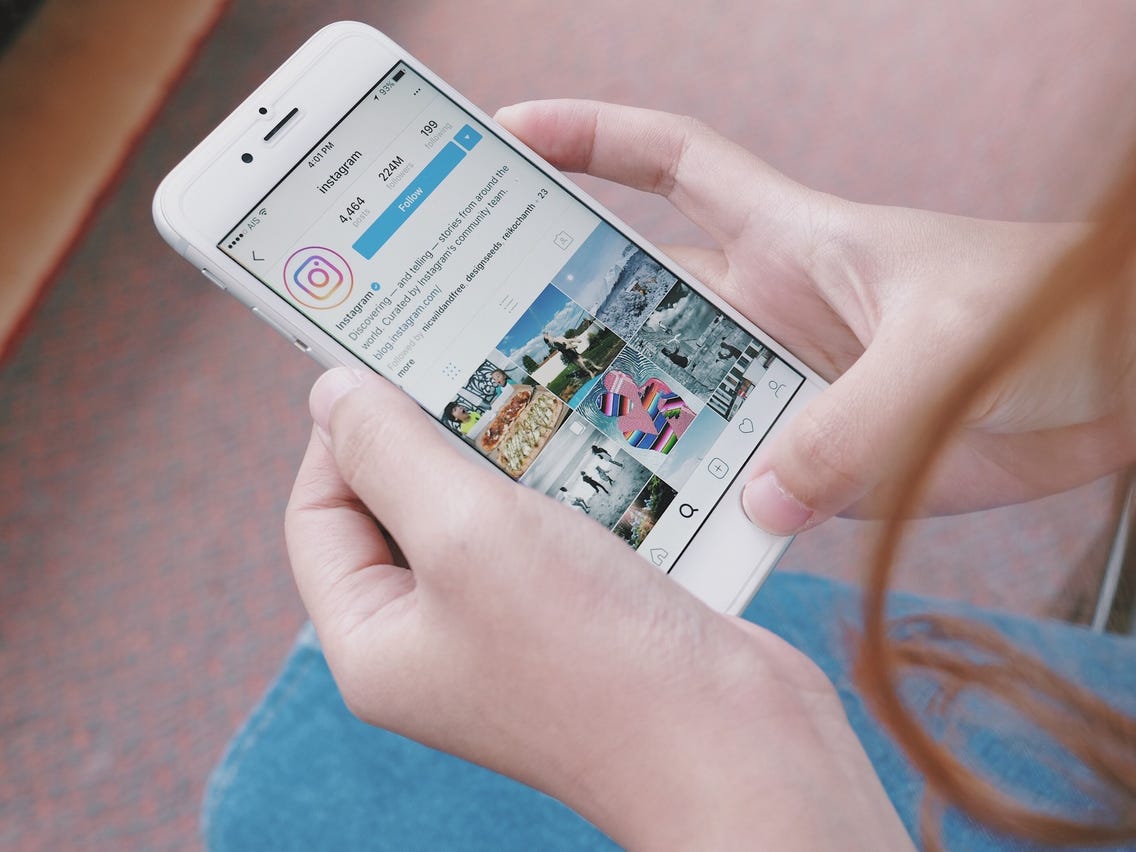 Un usuari consulta Instagram al seu mòbil.