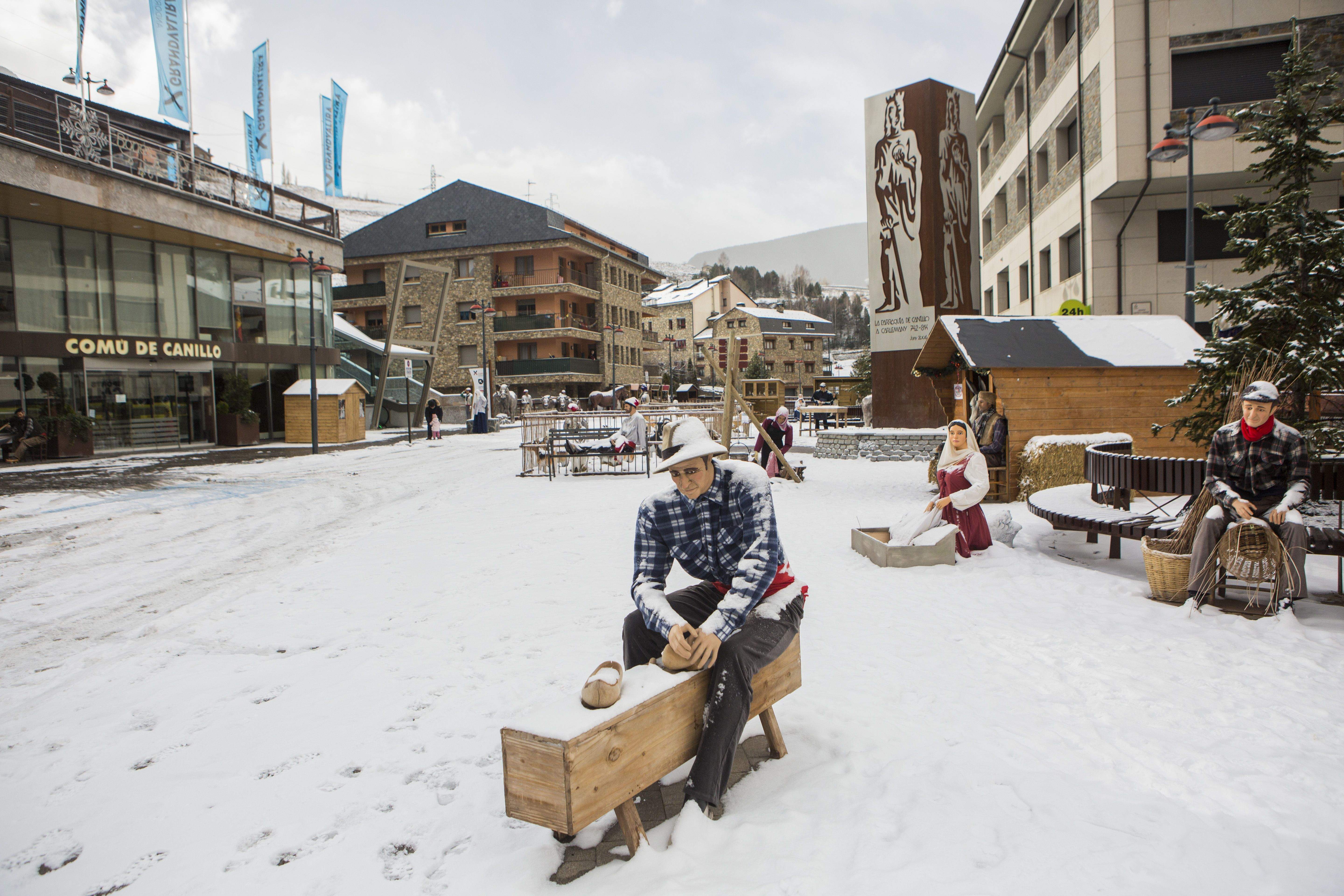 Figueres pels carrers nevats de Canillo.