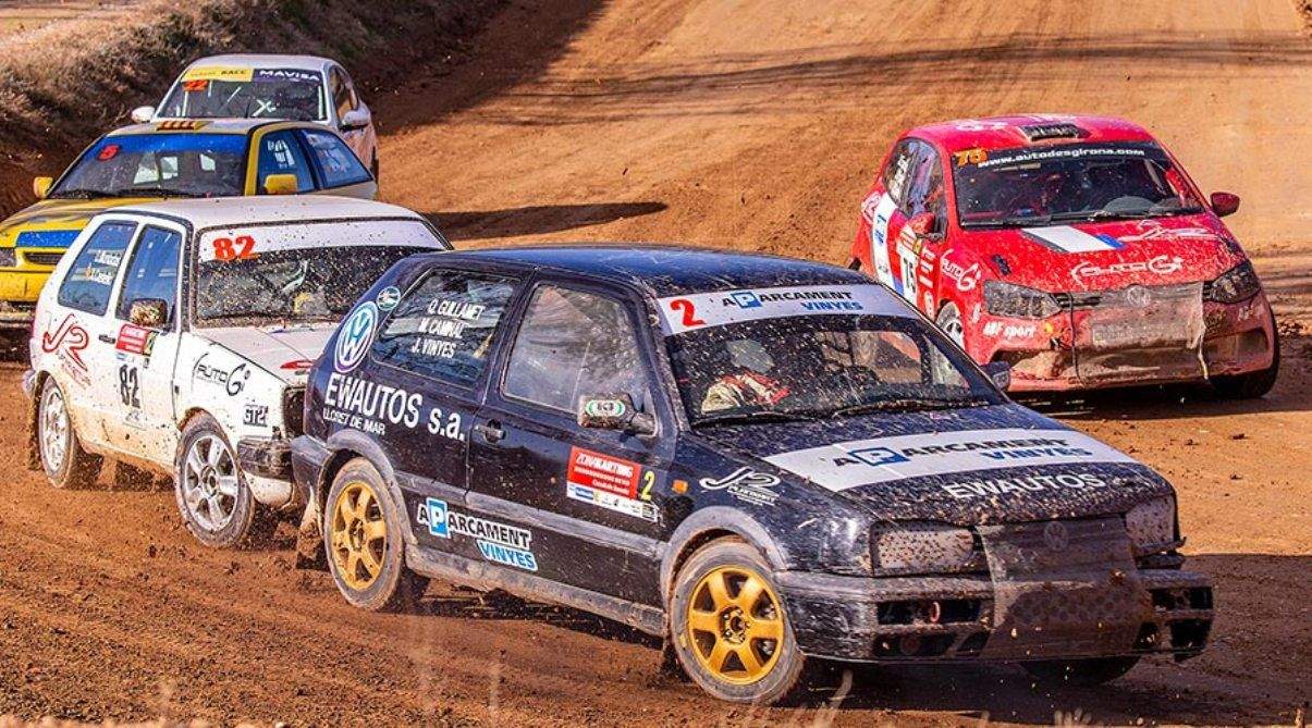 El Golf 2.0 de Caminals, Vinyes i Guillamet durant la cursa de Lleida.