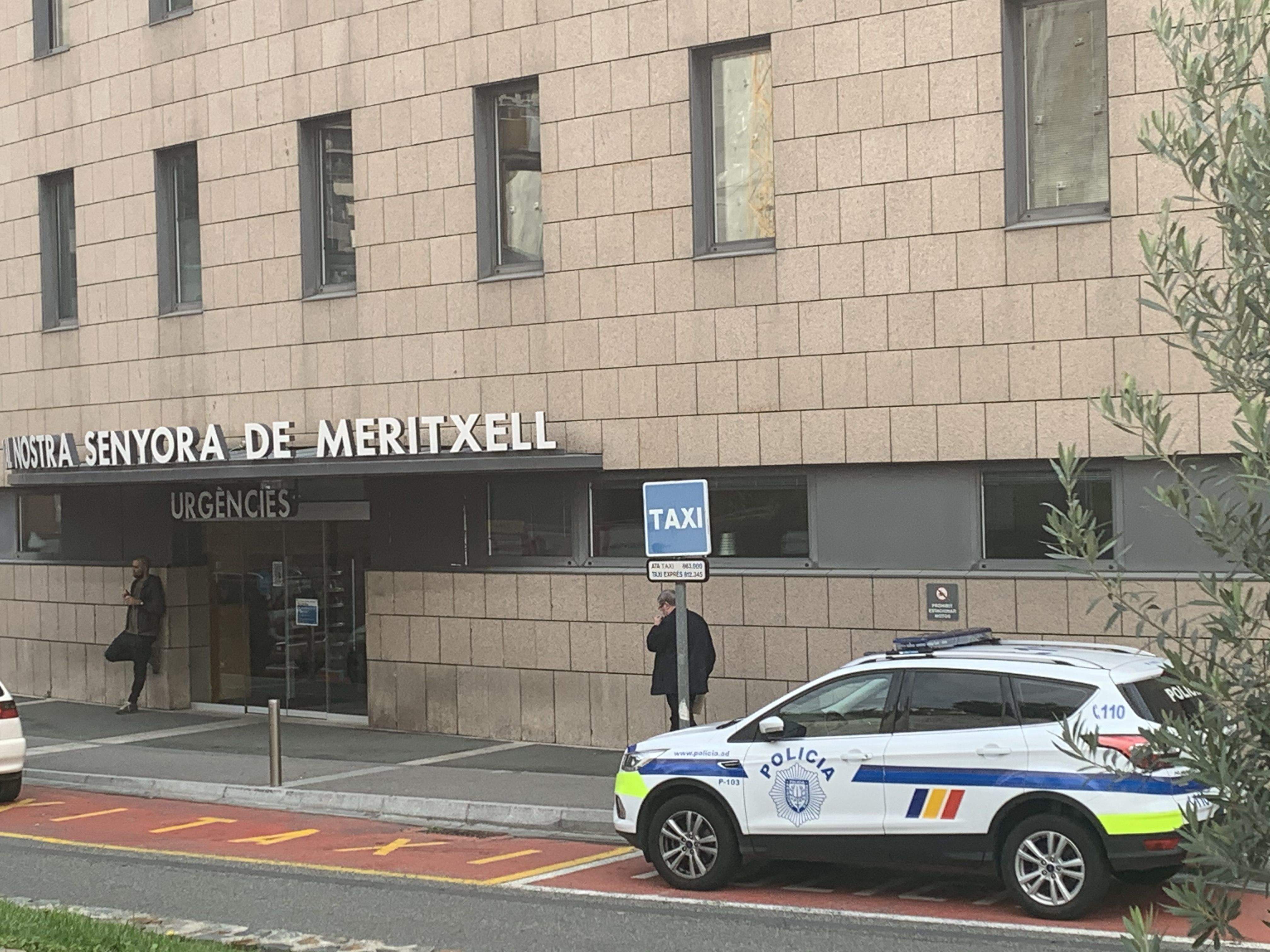 Un cotxe de la policia estacionat en la zona d'accés al servei d'Urgències de l'hospital.
