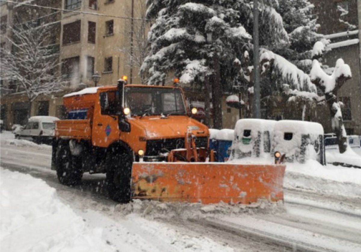 Una llevaneus neteja el carrer a Encamp l'any passat.