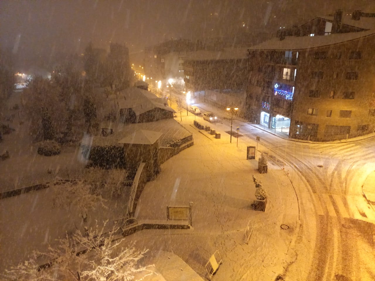 El centre d'Encamp ja presenta un aspecte molt blanc.