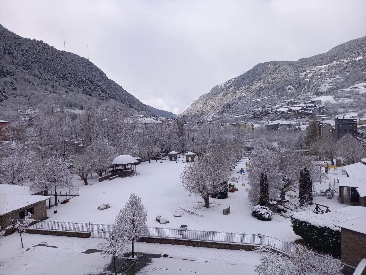 El centre d'Encamp ha despertat aquest matí ben enfarinat.