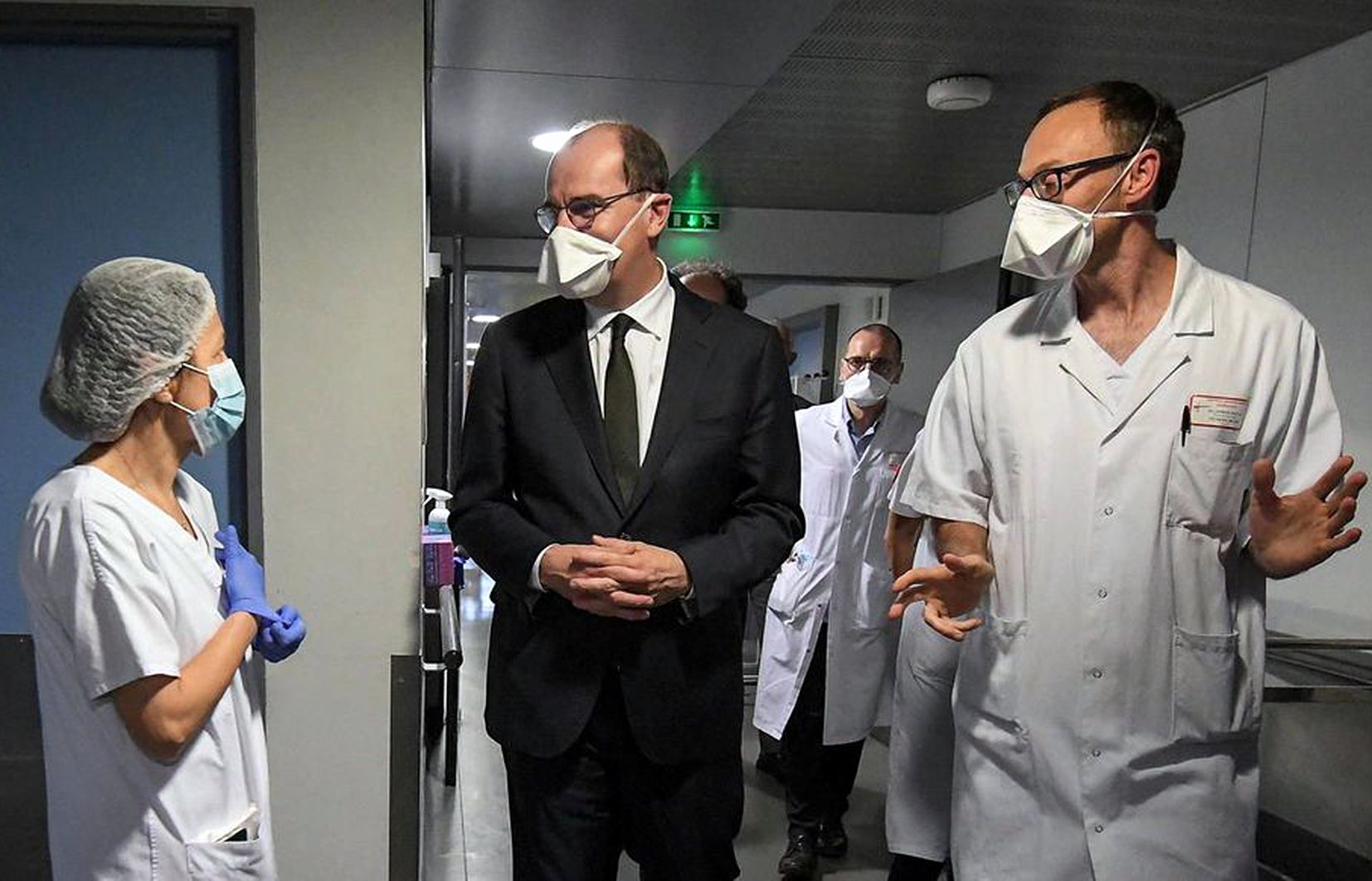 El primer ministre francès, Jean Castex, durant la visita a un centre hospitalari.