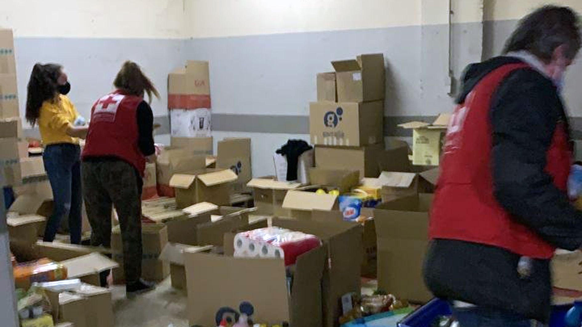 Voluntaris ordenant productes per al seu banc d'aliments.