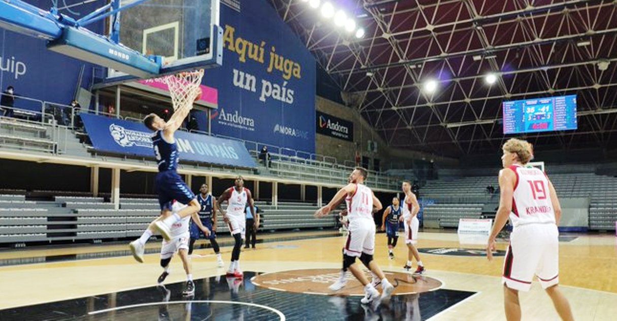 Paulí anota durant el partit d'aquest dimecres.