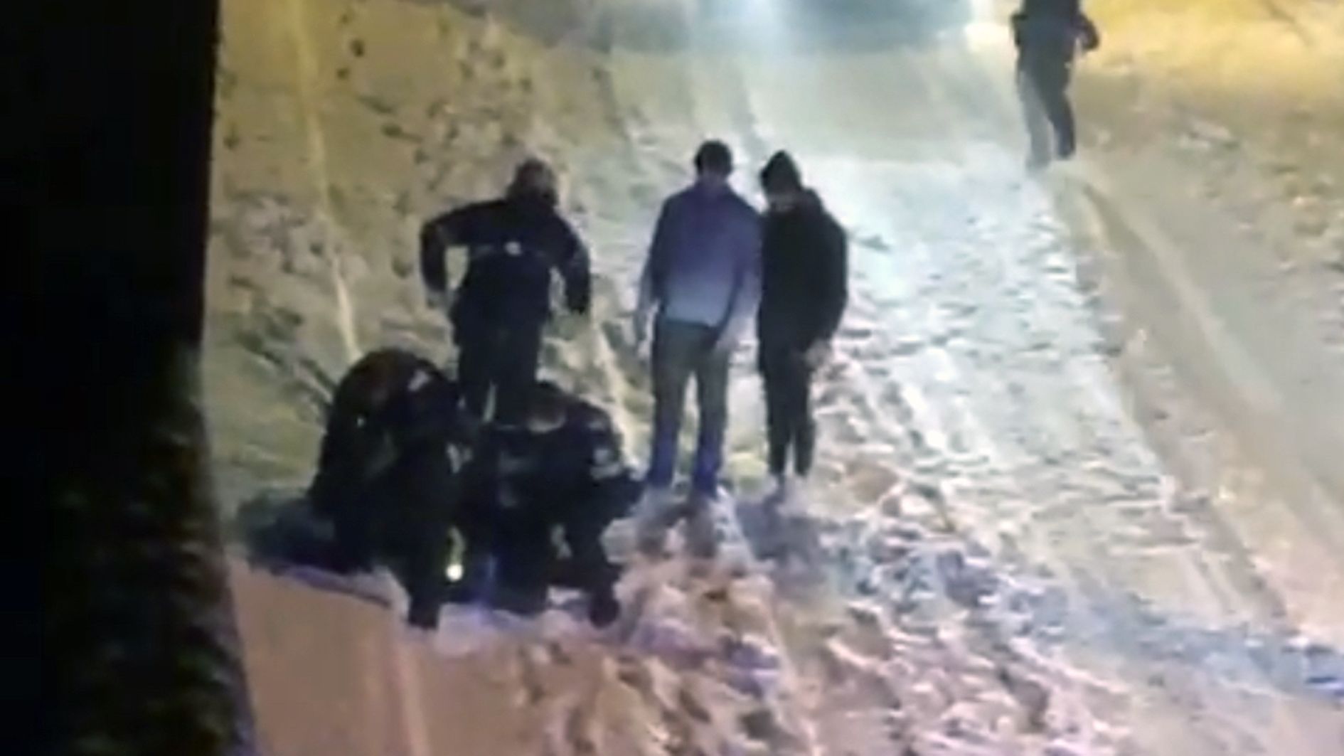 Els agents es llancen damunt del jove un cop reduït. Els agents es llancen damunt del jove un cop reduït.