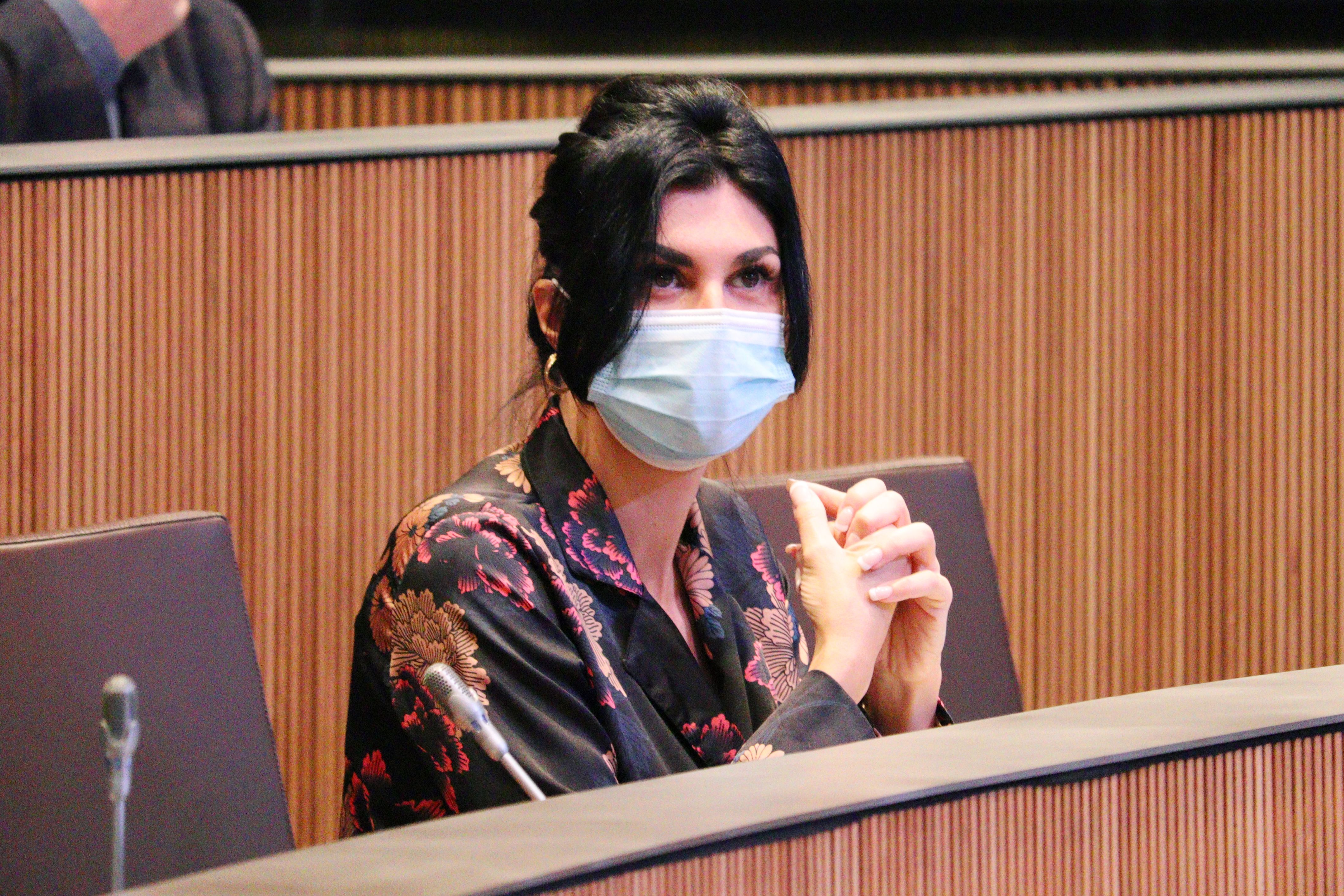 Carine Montaner al seu escó de l'hemicicle parlamentari.