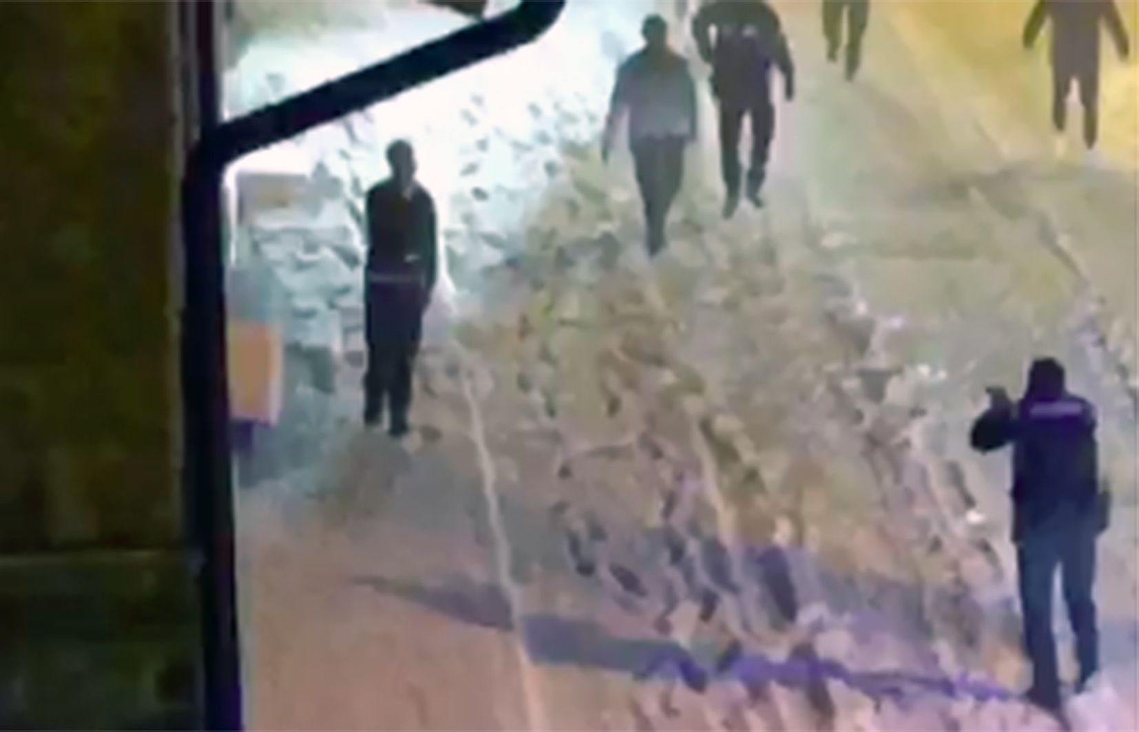 Just instants abans que el policia dispari l'arma elèctrica.