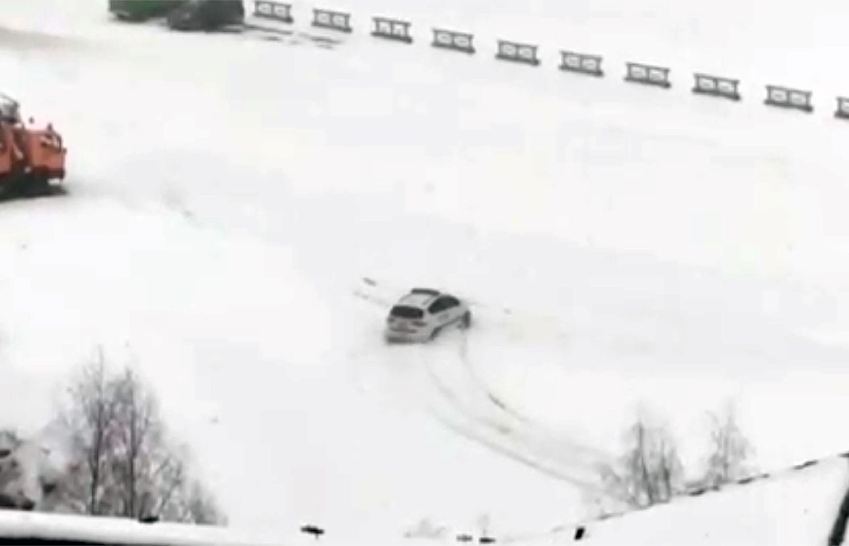 El vehicle fent virolles a l'aparcament de l'estació del Tarter.