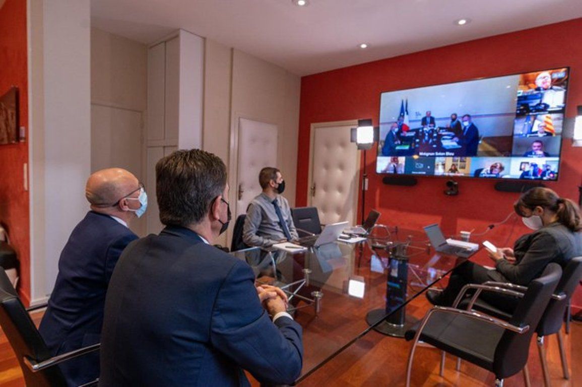 Diputats durant la reunió amb el primer ministre Jean Castex.