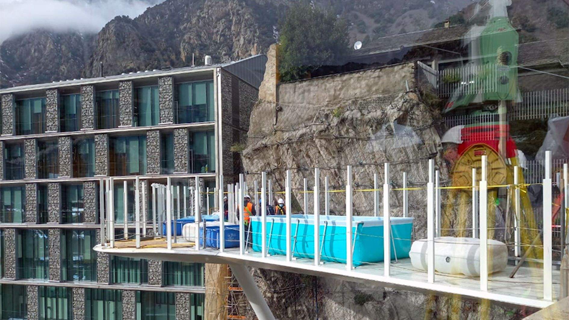 Algunes de les piscines ubicades damunt la plataforma.