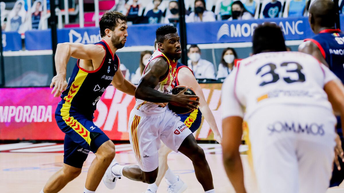 Llovet intenta aturar la penetració d'Ennis, del Saragossa.