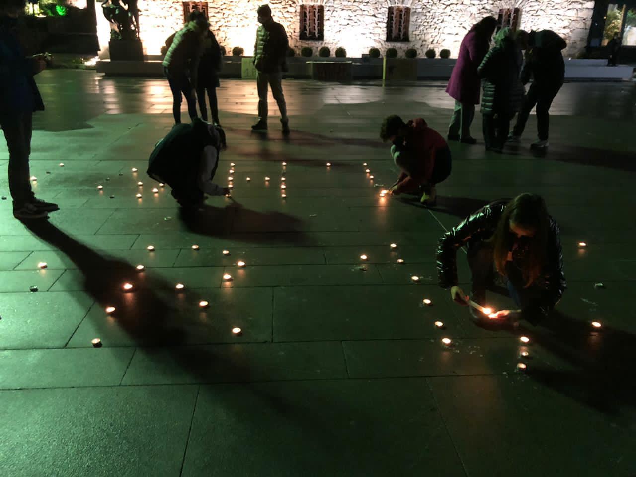 Els assistents col·locant espelmes