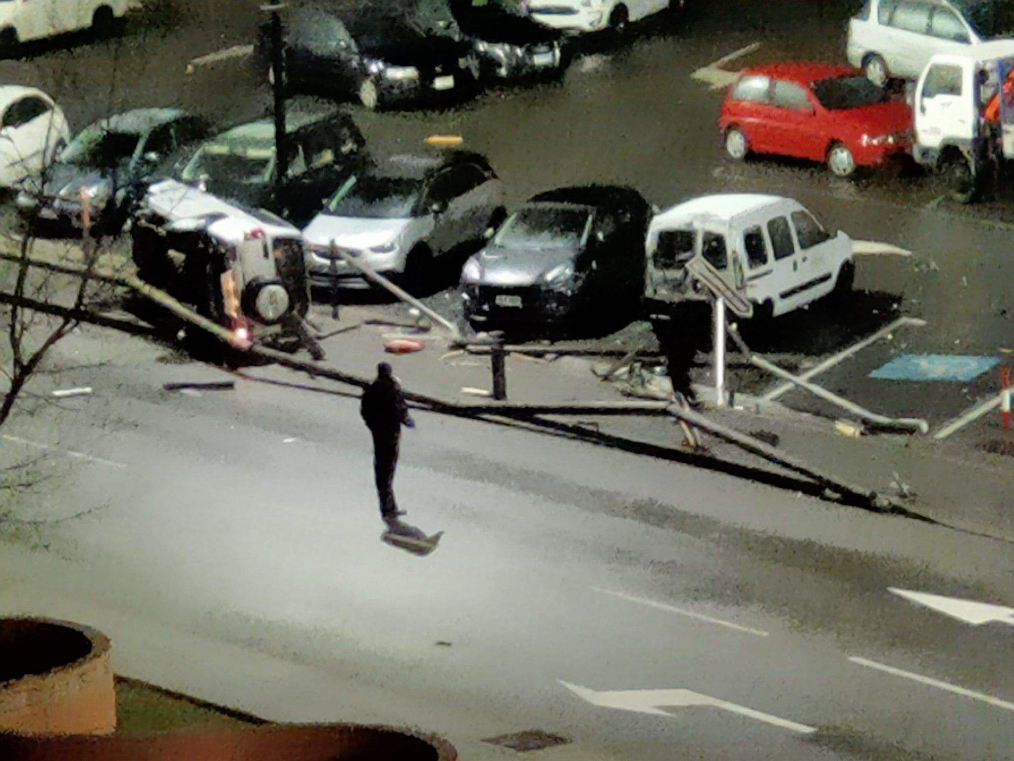 El vehicle accidentat encara bolcat damunt la voravia després de topar amb cotxes, un fanal i la tanca protectora.