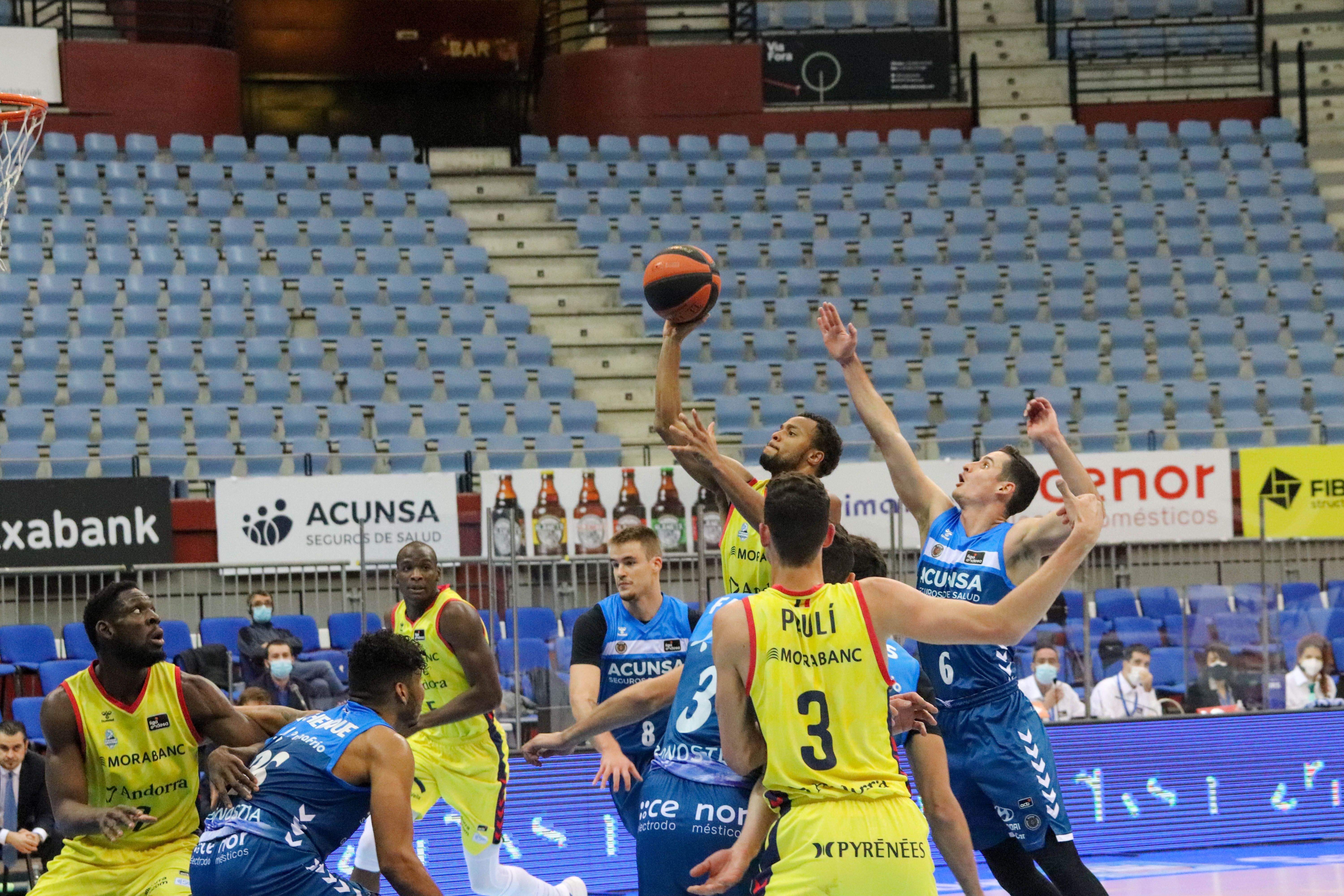 Clevin Hannah, un dels millors andorrans, s'enlaira a cistella.