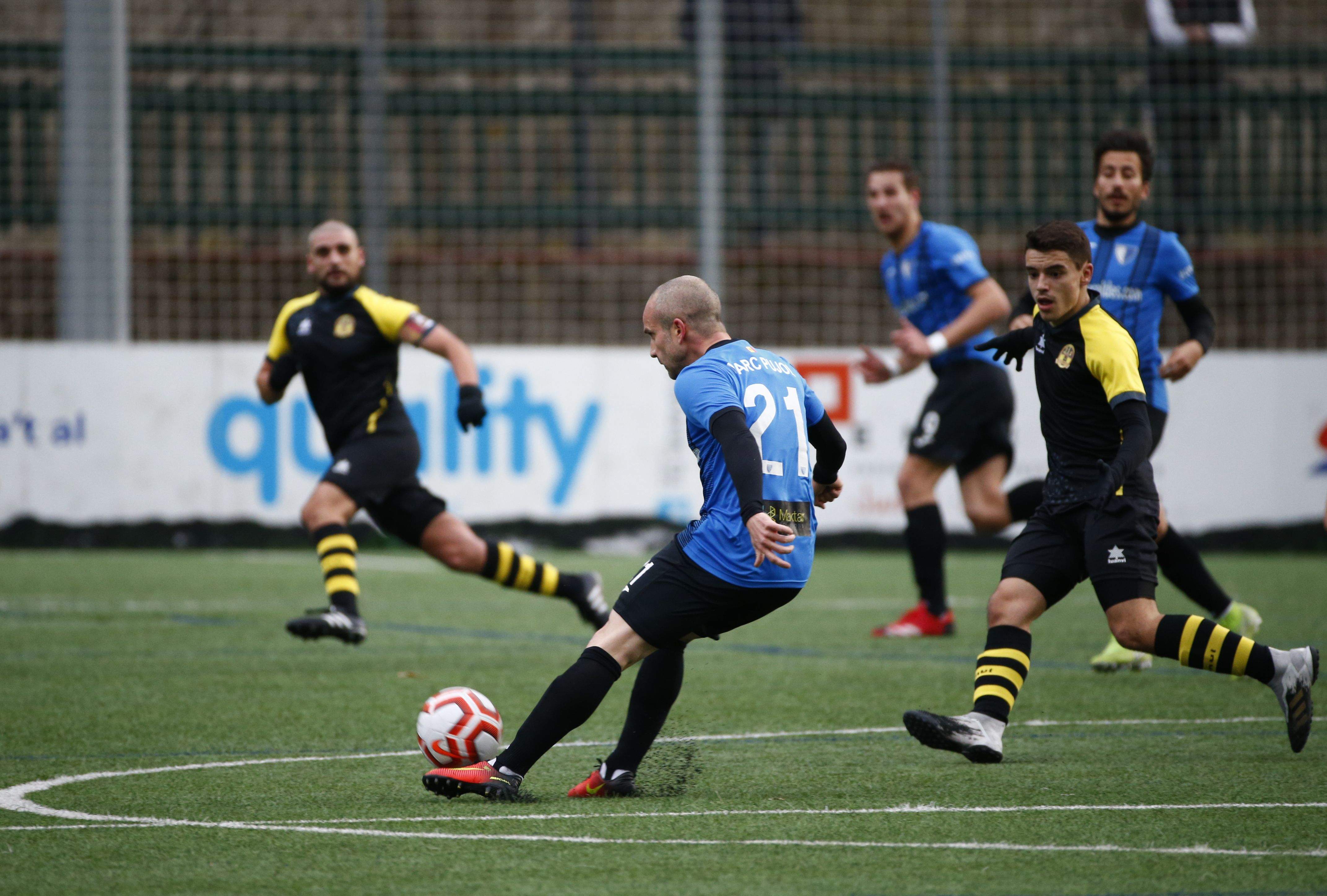 Marc Pujol busca una passada davant de Xexi.