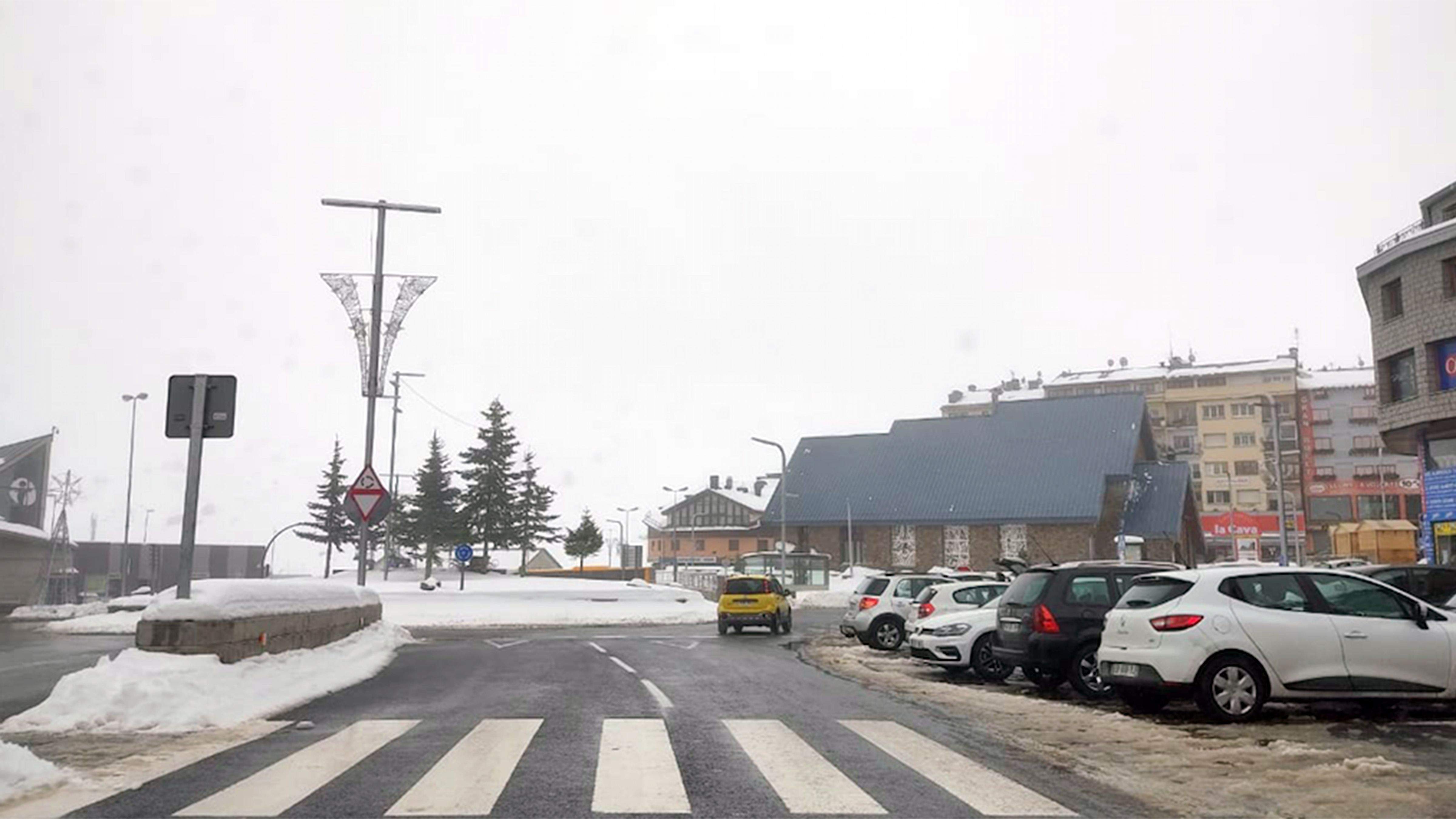 Una imatge del Pas de la Casa aquest migdia, una mica més animat que altres dies.