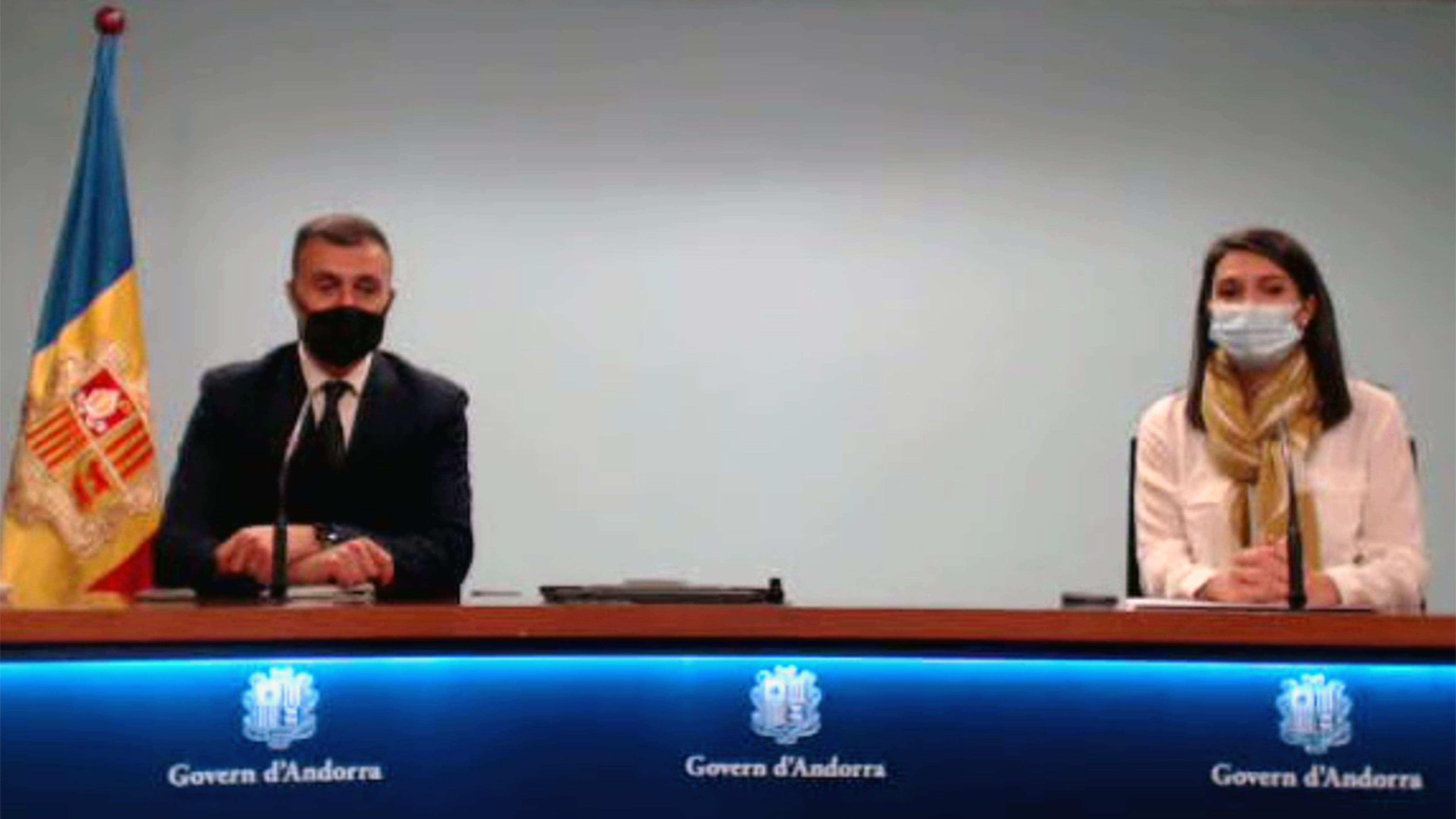 Marc Rossell durant la compareixença, acompanyat de Joana Teixeira.