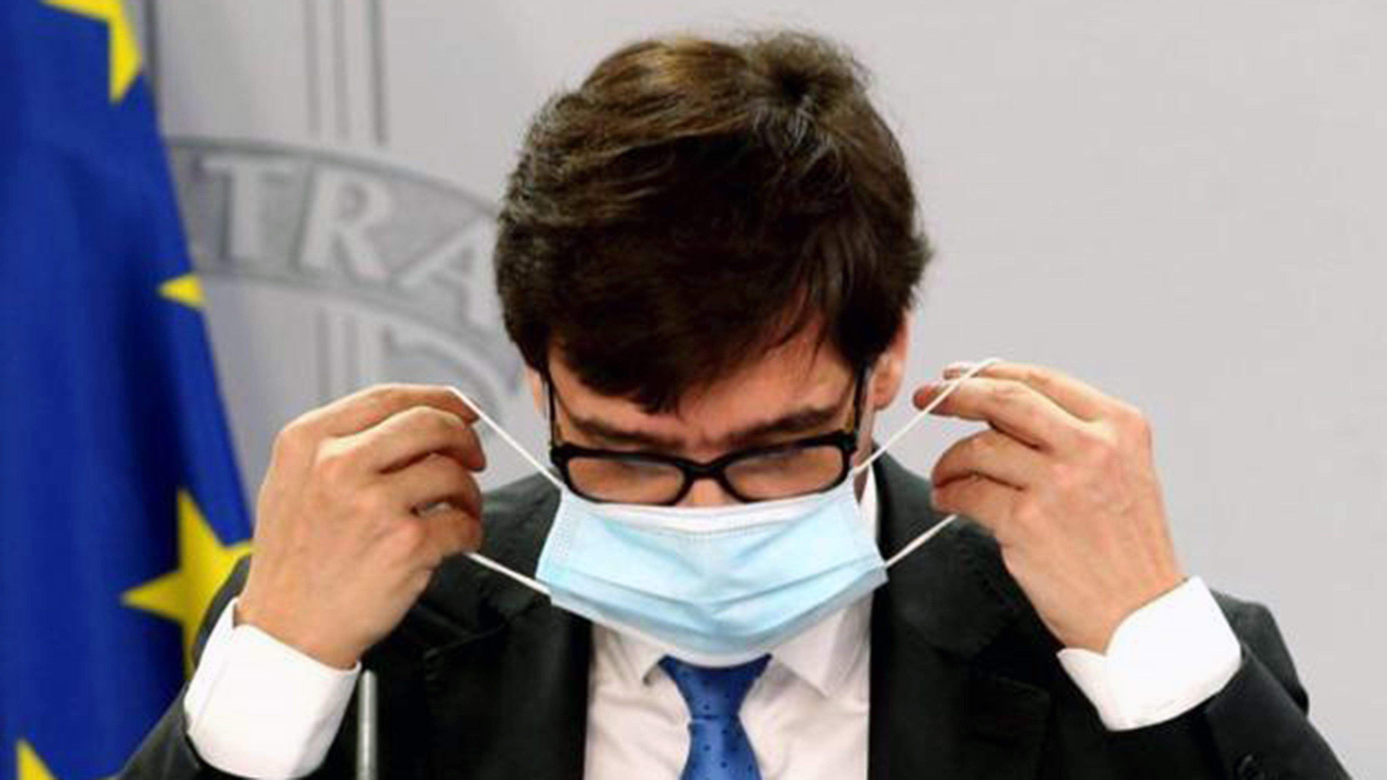 El ministre Salvador Illa es col·loca la mascareta.