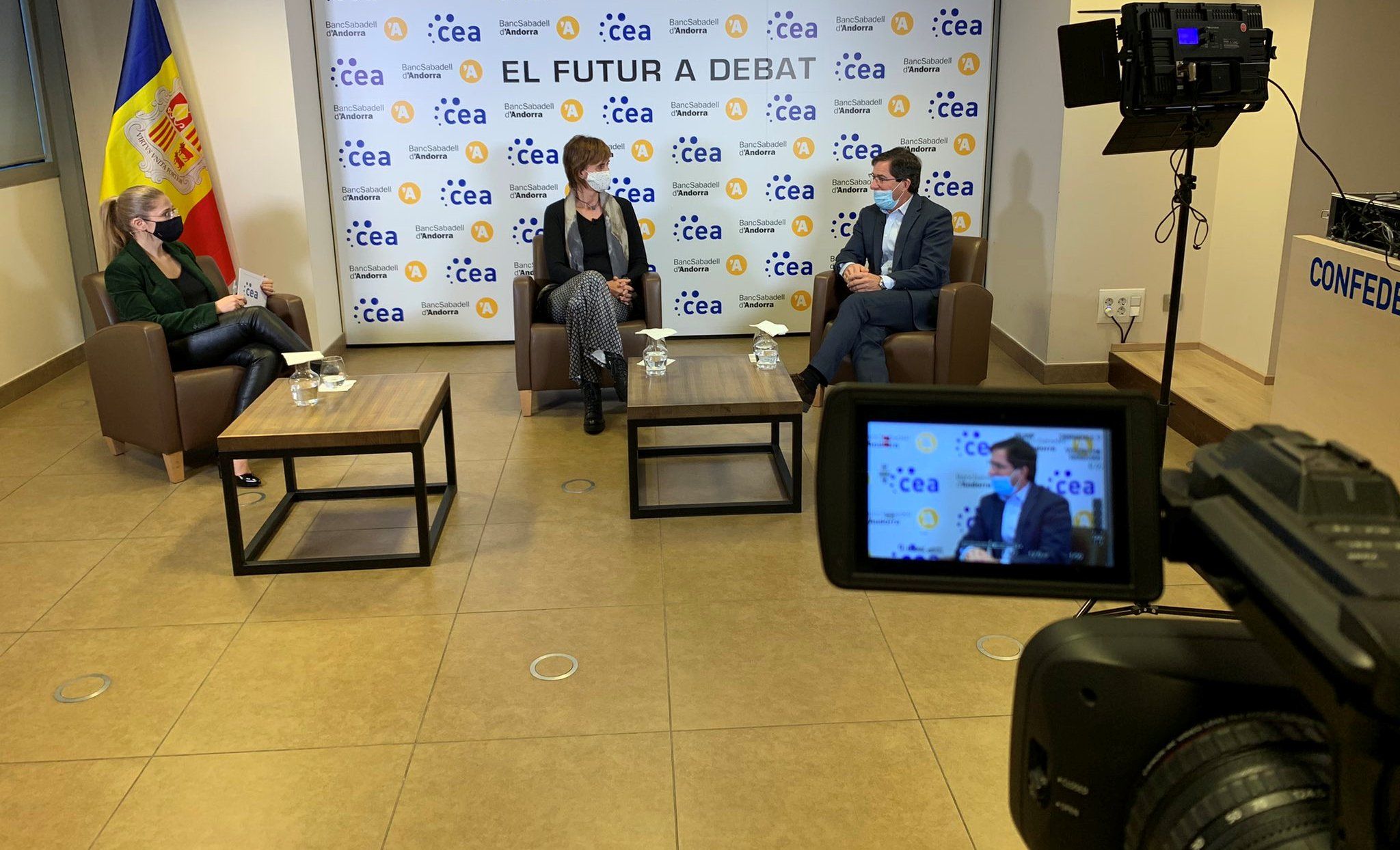 La moderadora Noemí Rodríguez i els participants al debat, Assumpció Majoral i  José María Roger.