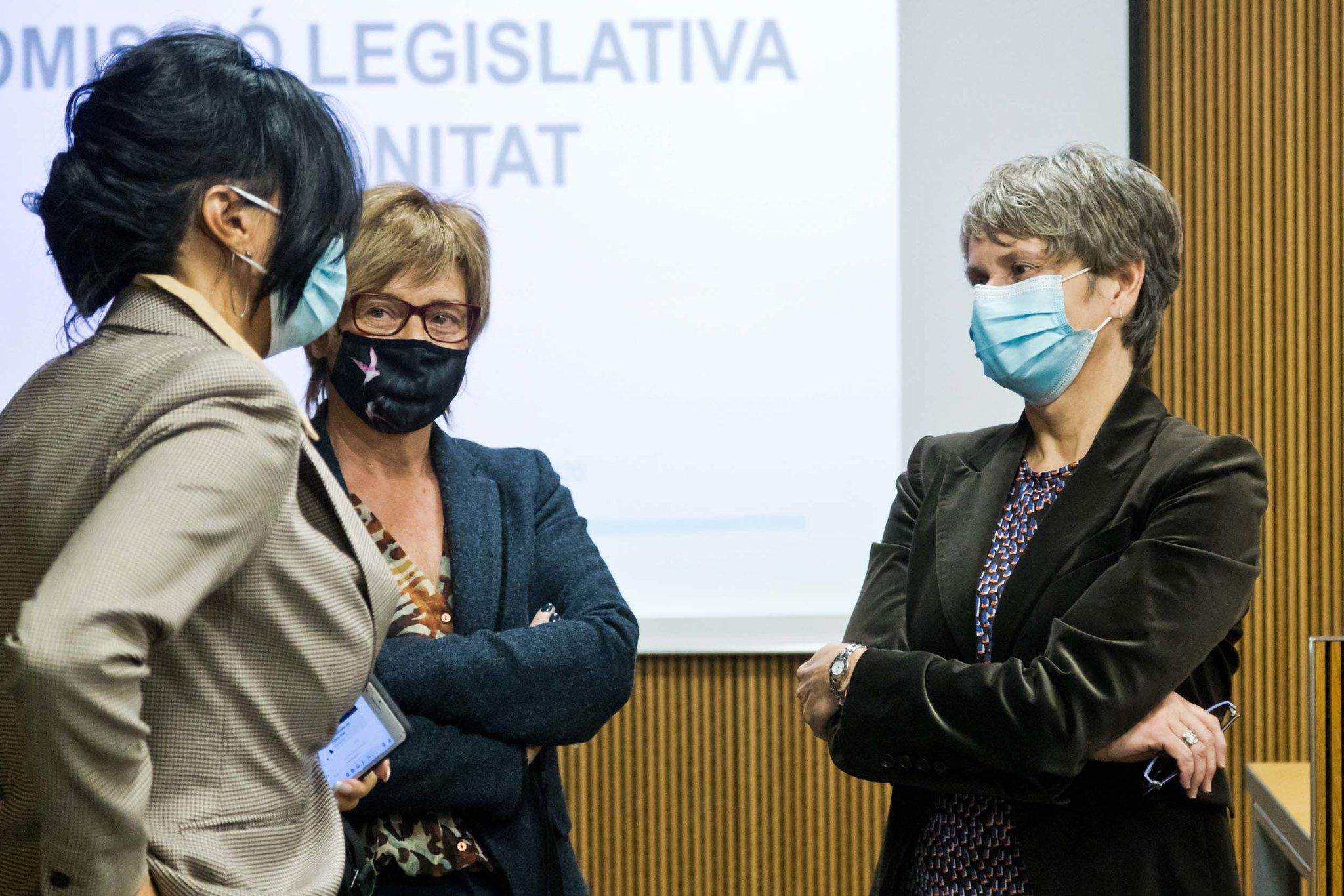 Vela, amb altres conselleres de la comissió de Sanitat.