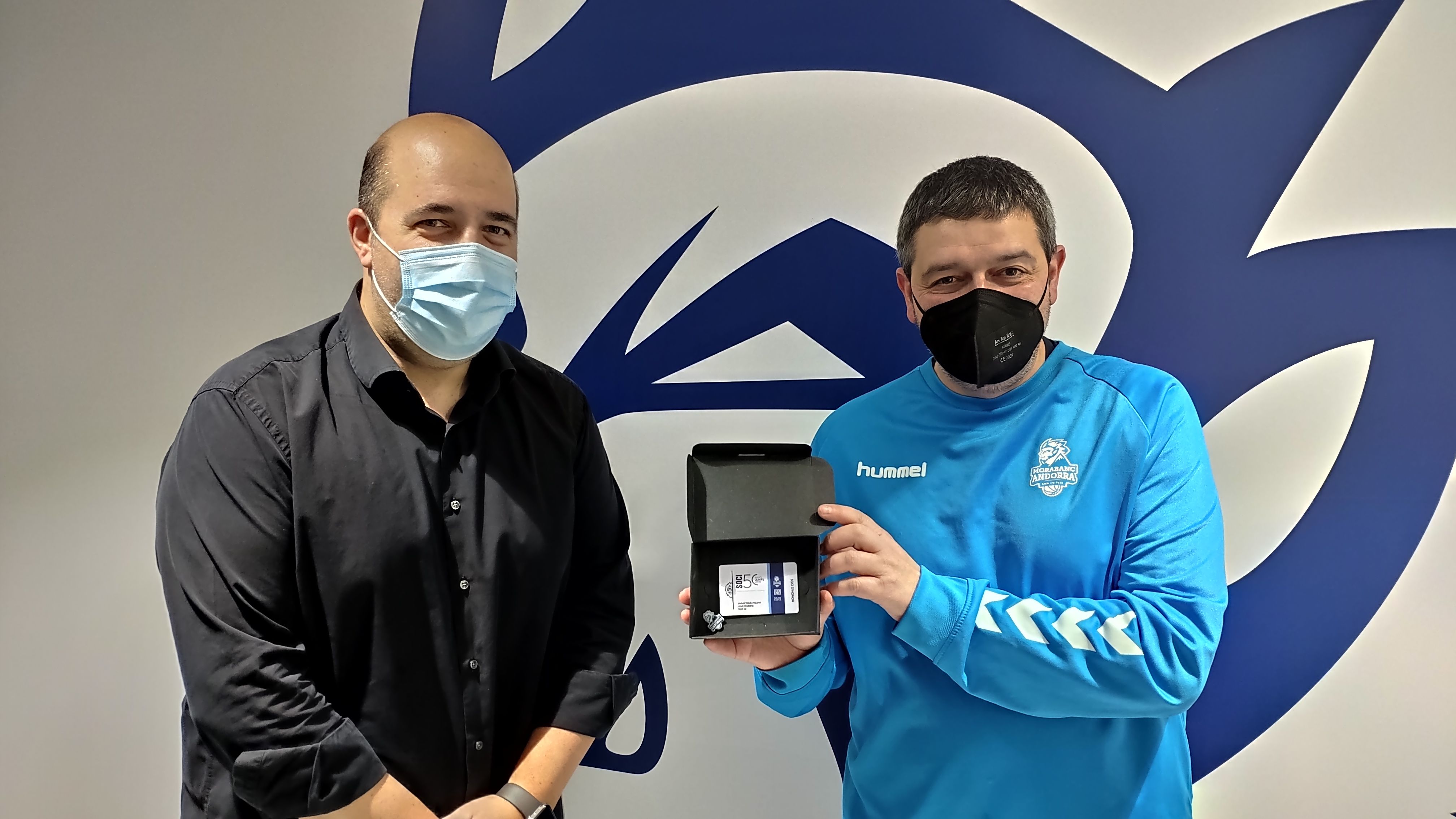 El president del MoraBanc, Gorka Aixàs, i el nou soci d’honor del club, Jaume Tomàs
