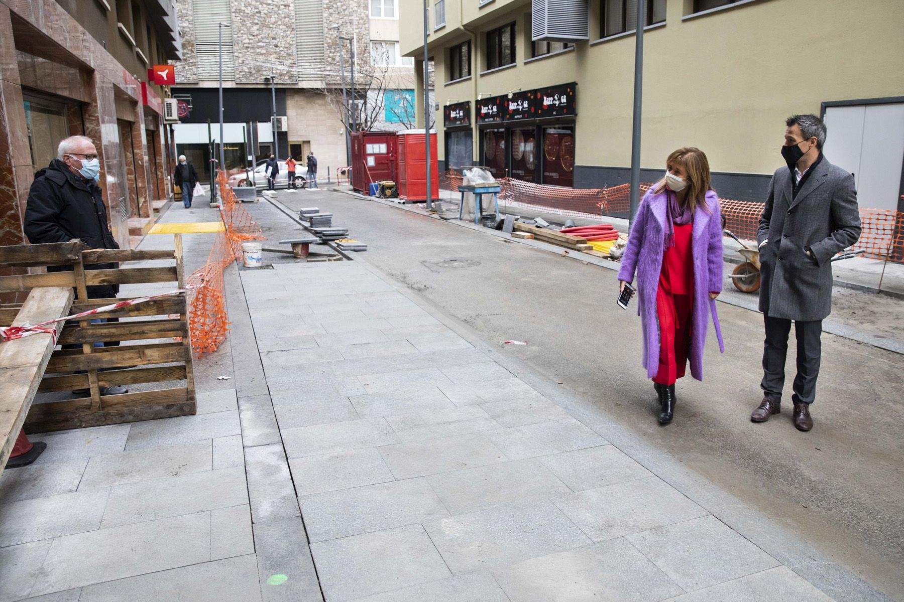 Els dos cònsols de la capital, Conxita Marsol i David Astrié, passejant pel carrer Sant Esteve, en plenes obres.