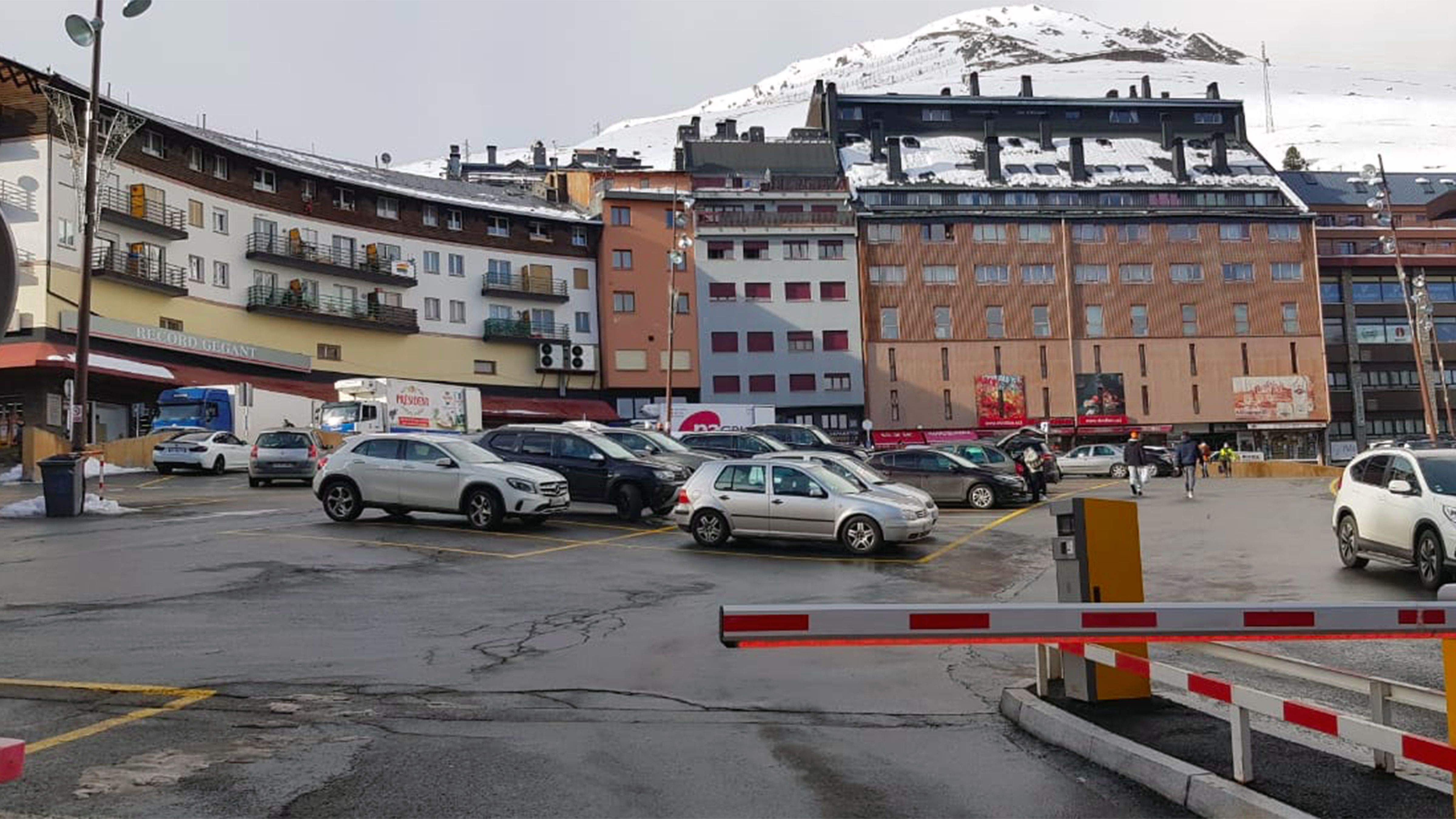 Vista d'un dels aparcaments del Pas de la Casa.
