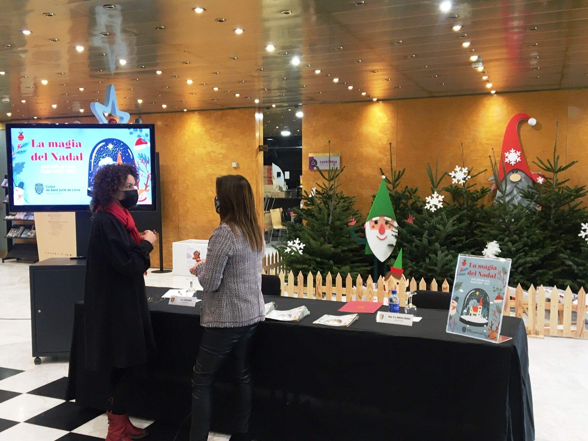 La cap de Cultura, Laura Rogé i la cònsol menor, Mireia Codina abans de la roda de premsa.