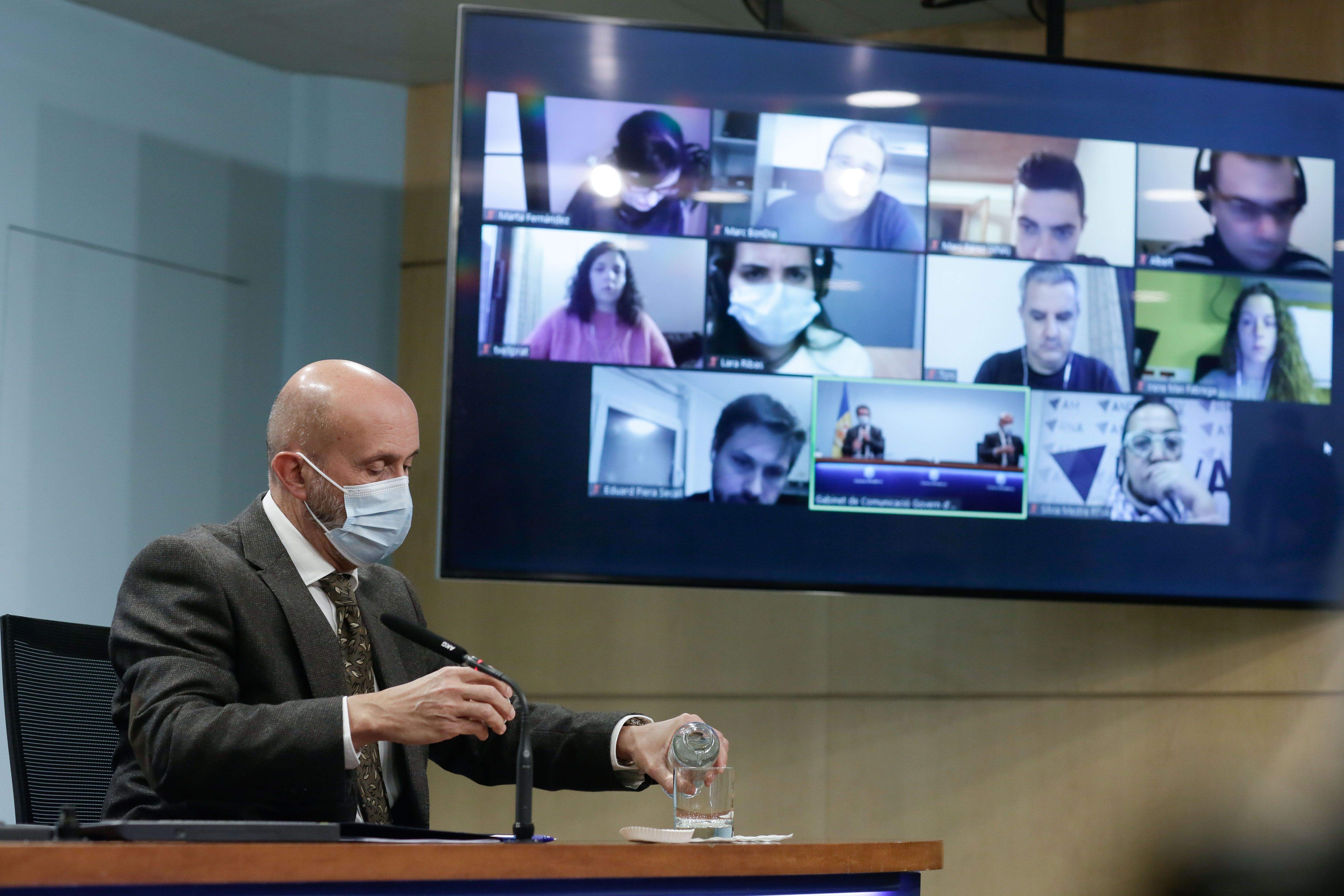 Joan Martínez Benazet s'omple el vas d'aigua abans d'iniciar la intervenció.