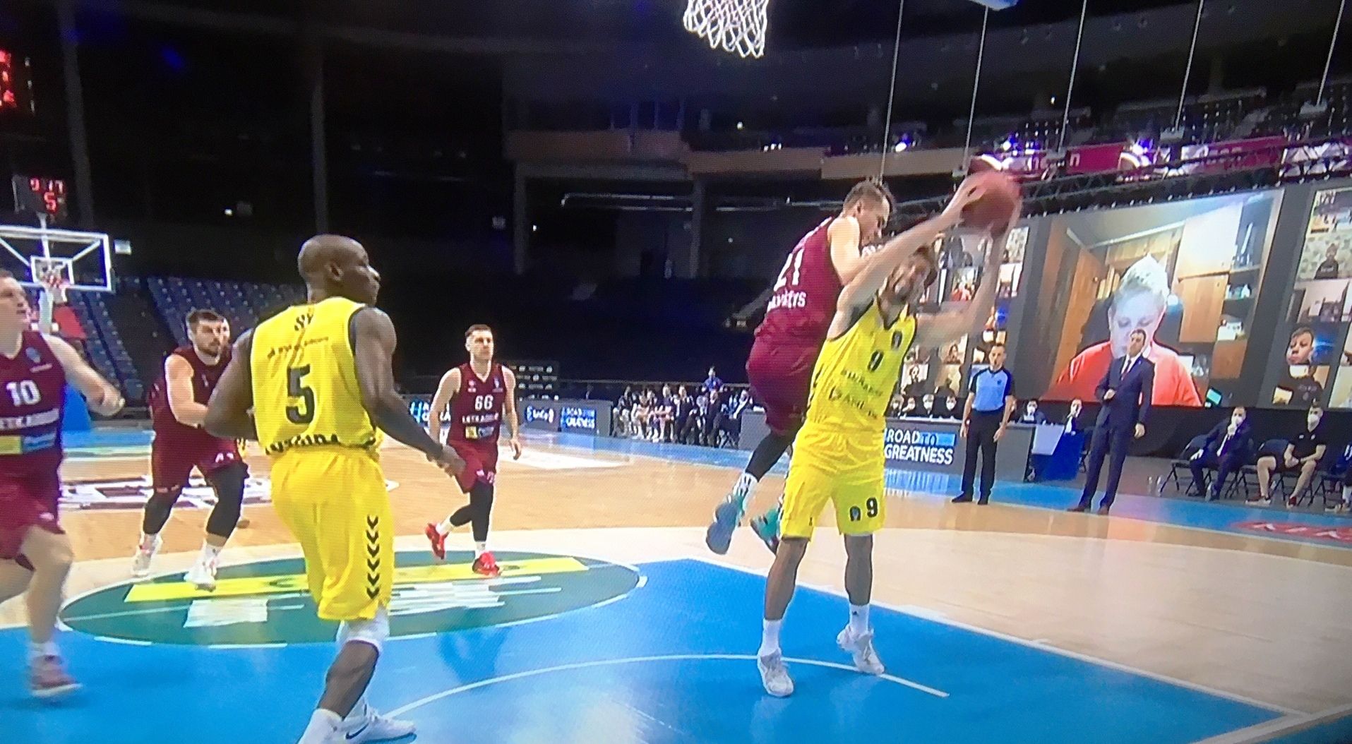 Masiulis comet una falta antiesportiva sobre Llovet a l'inici del tercer quart.