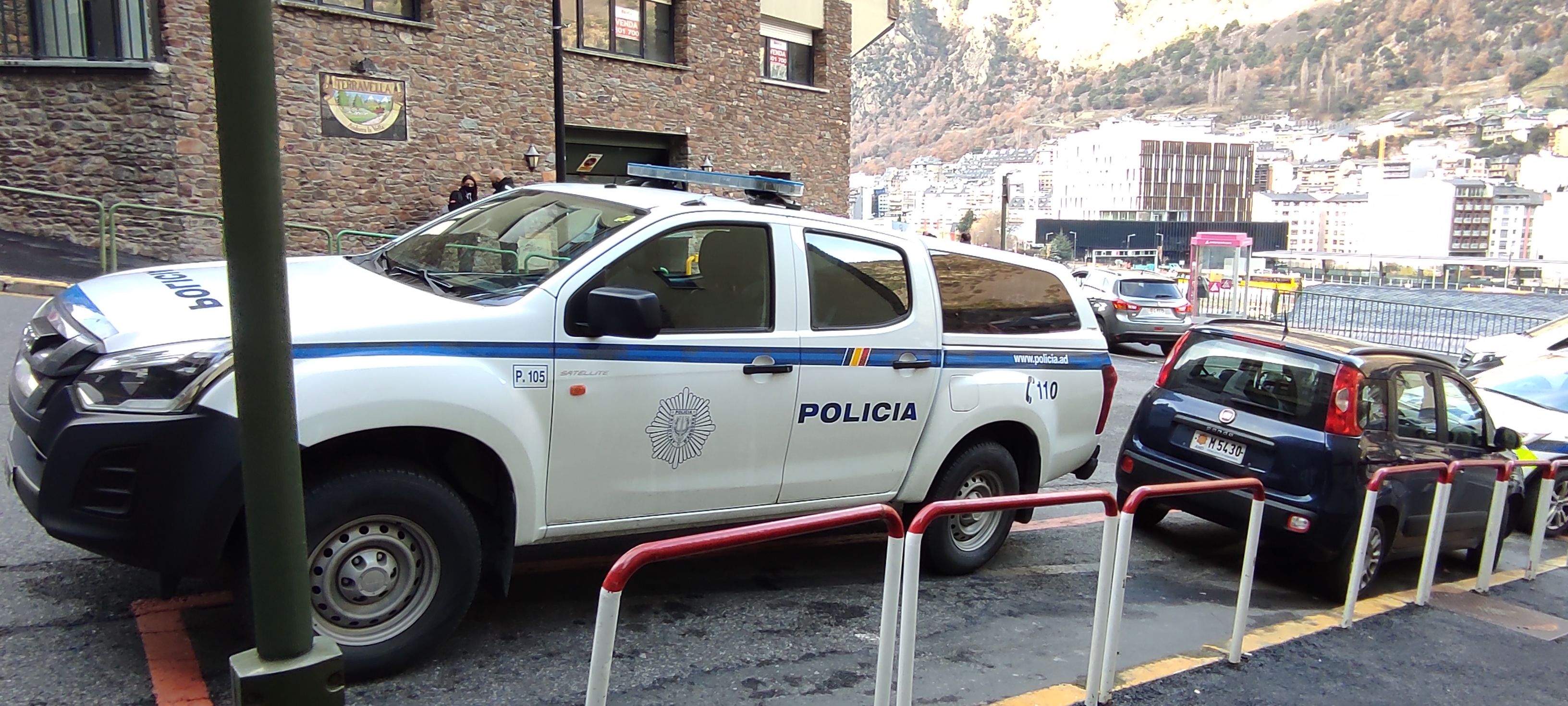 Un dels vehicles policials que han acudit al lloc dels fets.