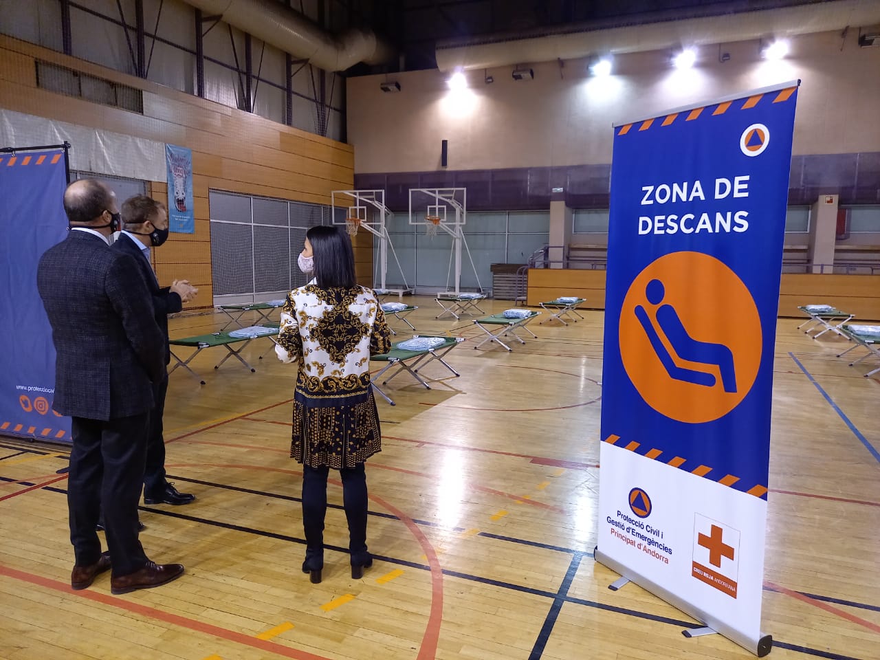 Rossell i Mas han visitat les instal·lacions que acollirien l'alberg acompanyats de Cristian Pons.