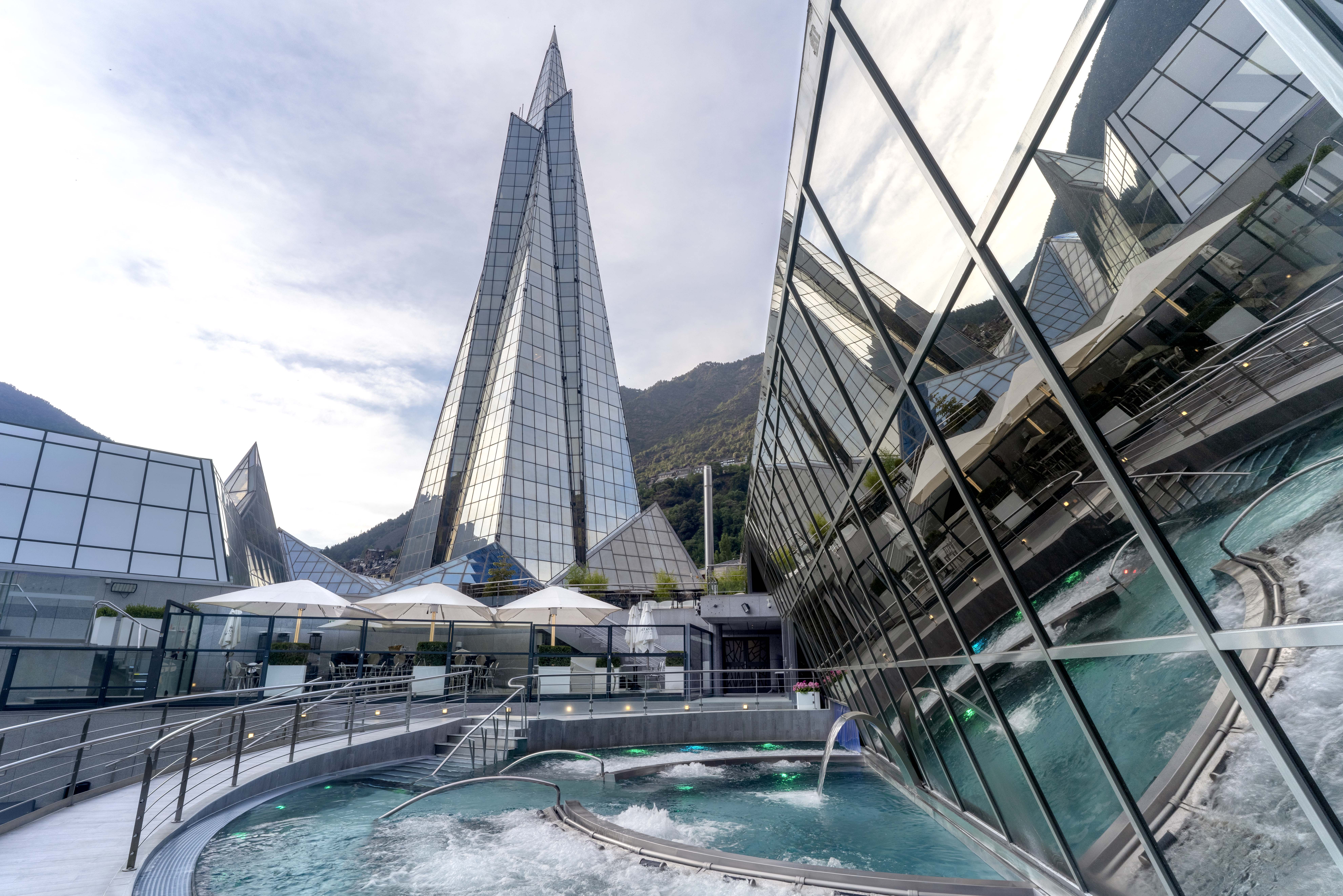 Una vista de la torre, que fa 80 metres d'altura i té catorze plantes.