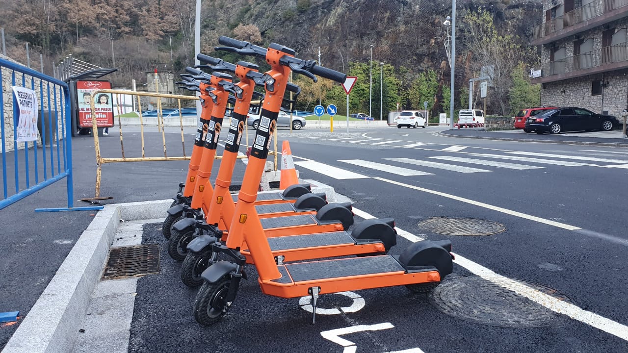 L'estació de patinets situada a tocar de l'hotel Barcelona, a Aixovall