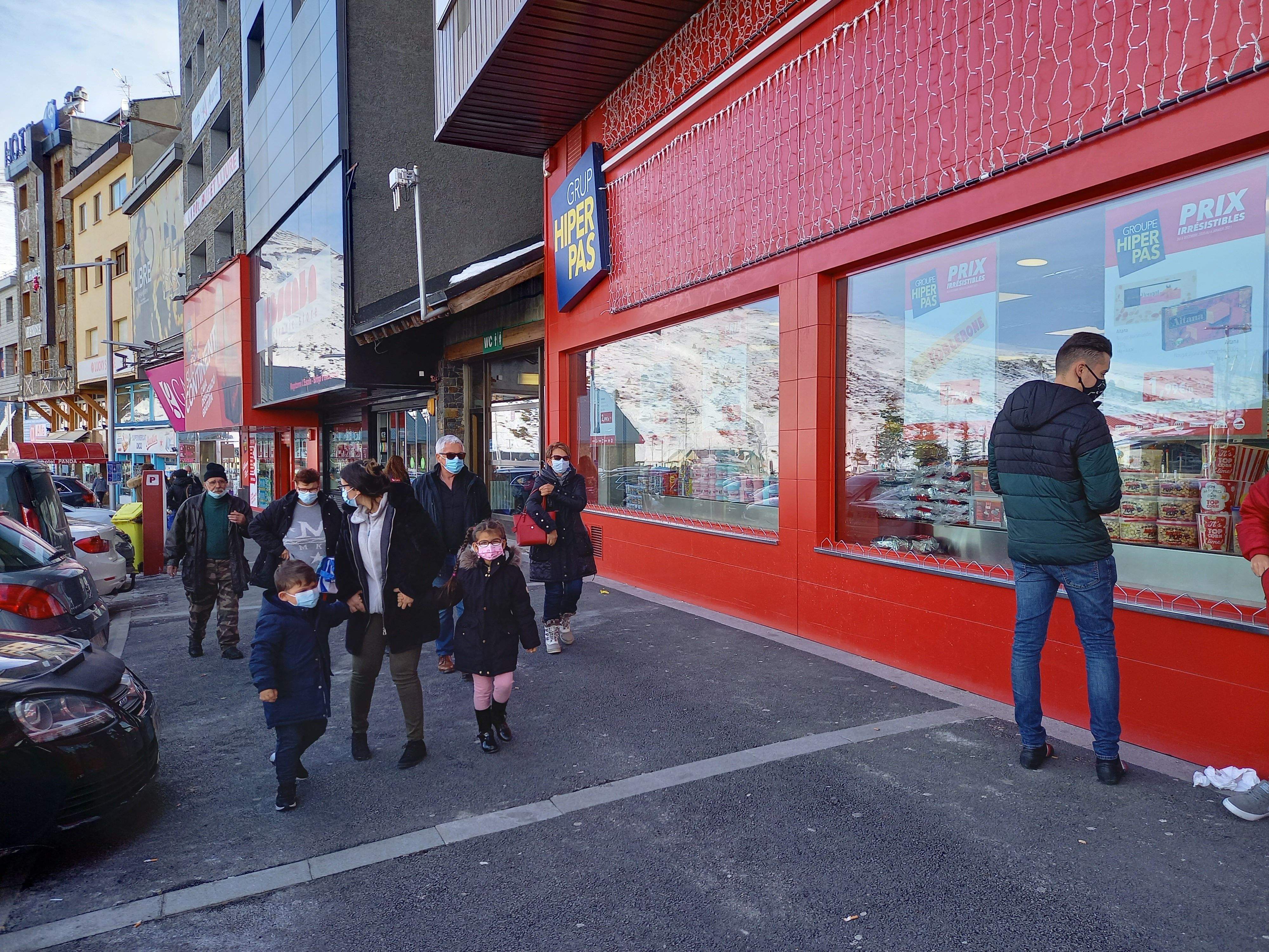 Un grup de visitants passegen pels carrers del Pas.