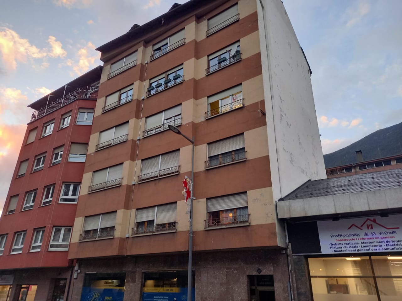 Una imatge de l'edifici on hi ha hagut l'incendi.